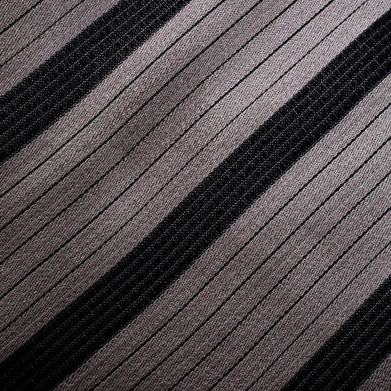 Cut from quality silk, this Giorgio Armani tie features diagonal stripes in jacquard. The piece is complete with the brand's famous label and a keeper loop on the back. Look smart by pairing it with crisp white shirts.

