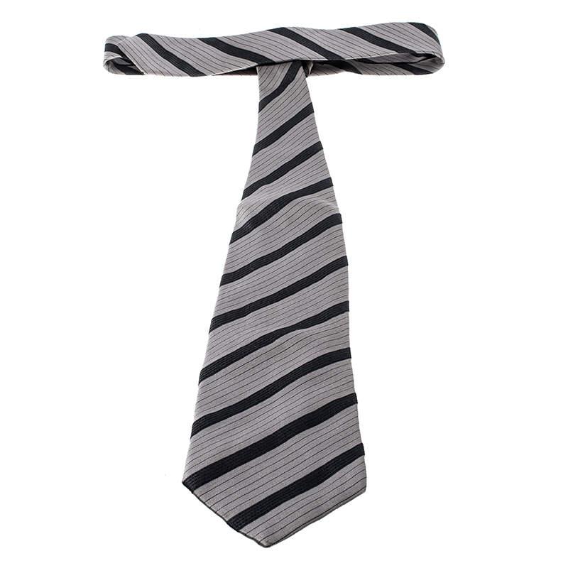 Giorgio Armani - Cravate en jacquard de soie grise à rayures diagonales Bon état - En vente à Dubai, Al Qouz 2