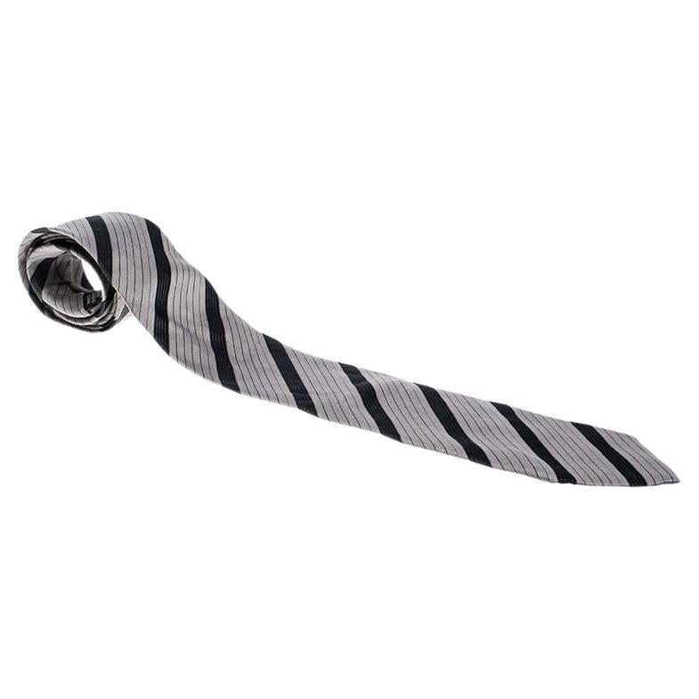 Giorgio Armani - Cravate en jacquard de soie grise à rayures diagonales en vente