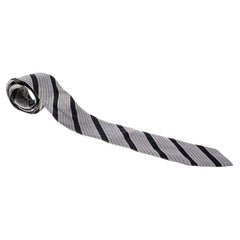Giorgio Armani - Cravate en jacquard de soie grise à rayures diagonales