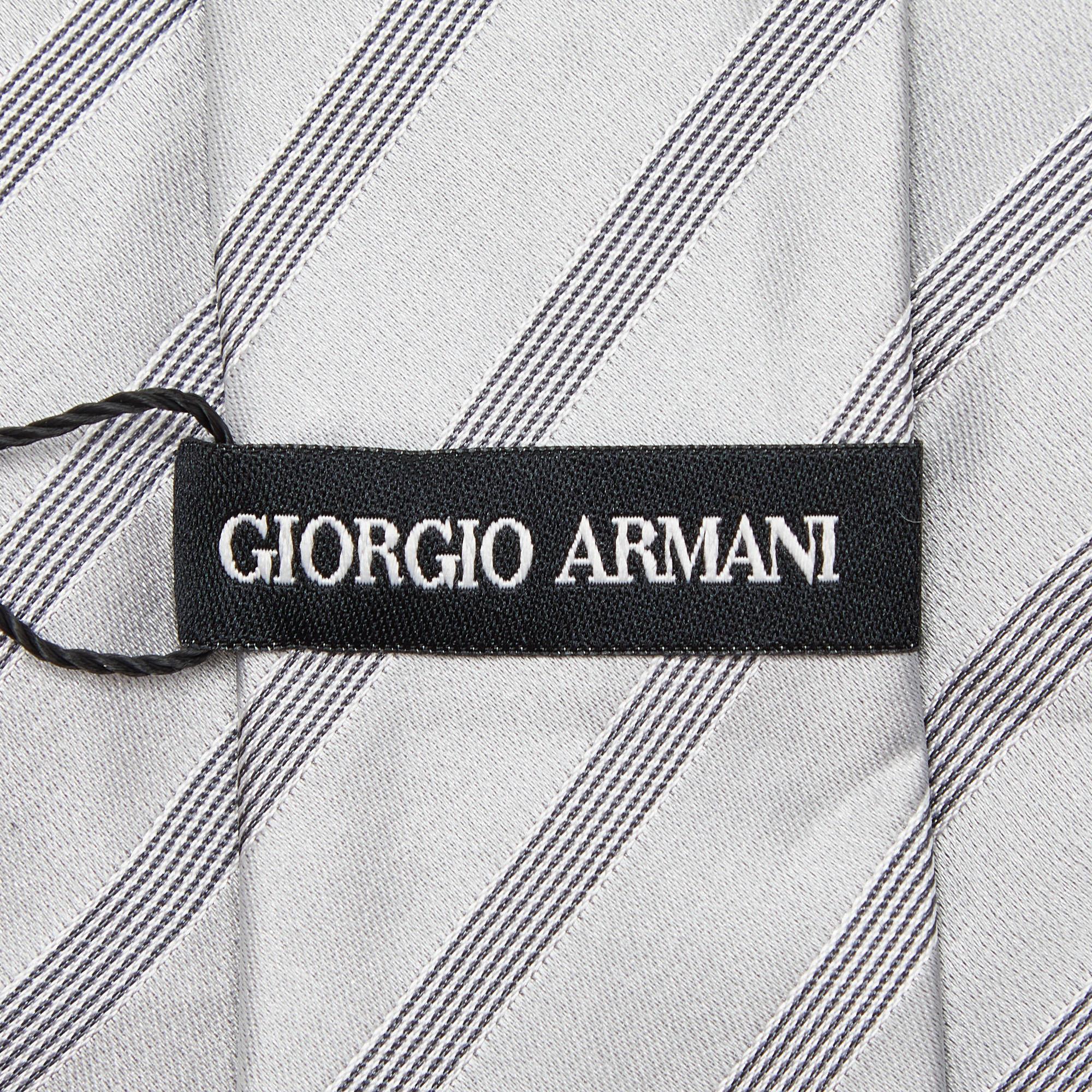 Giorgio Armani Graue Diagonal gestreifte Seidenkrawatte in Grau im Angebot 1