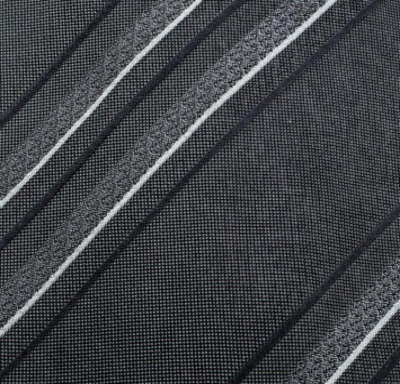 Voici une merveille classique de la maison Giorgio Armani qui confère instantanément une aura sophistiquée à votre personnalité. Confectionnée en soie luxueuse, cette cravate à rayures horizontales est l'accessoire indispensable d'un look soigné.
