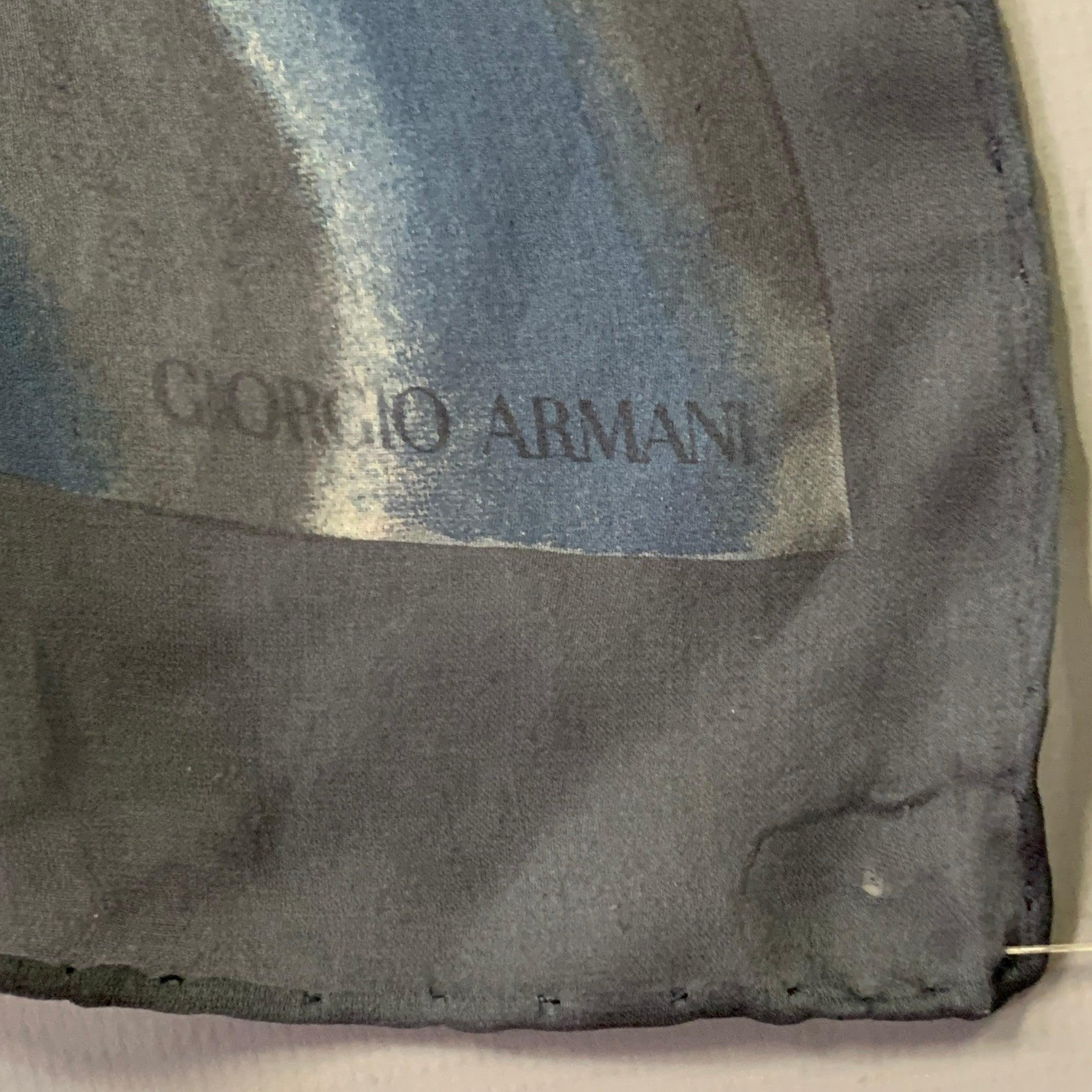 Echarpe GIORGIO ARMANI
en soie grise et marine, avec un motif marbré et une bordure en forme de cadre. Très bon état d'usage. Marques mineures. 

Mesures : 
  61 x 25 pouces 
  
  
 
Référence Sui Generis : 138550
Catégorie : Foulards et