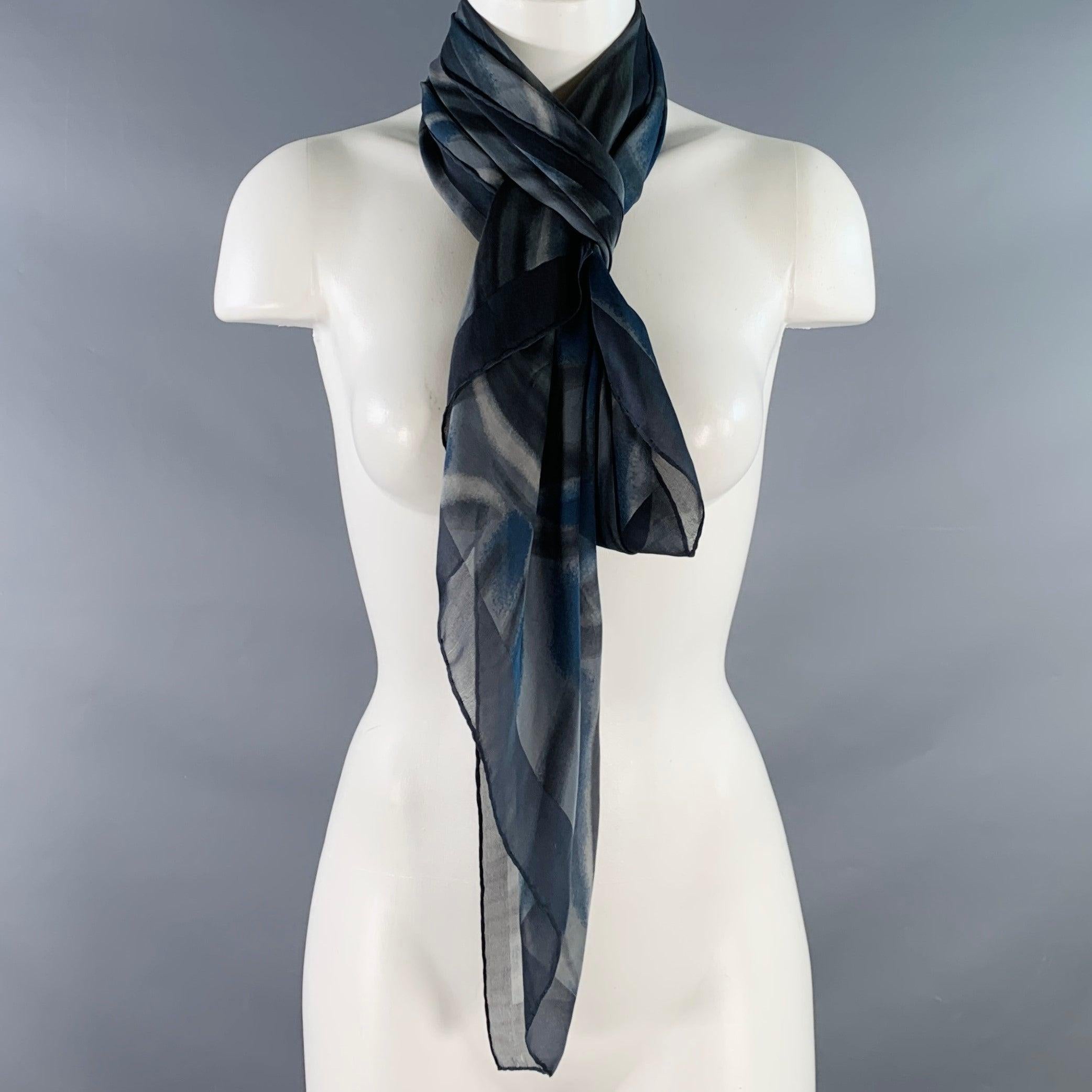 Giorgio Armani Écharpe en soie marbrée gris marine Châle Pour hommes en vente