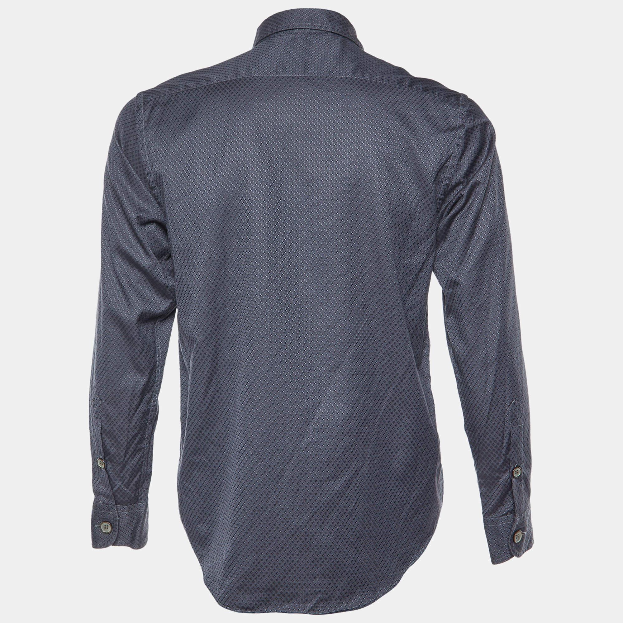 Le camicie sono una parte indispensabile del guardaroba, quindi questo marchio ti propone una creazione versatile ed elegante. È stato realizzato con materiali di qualità in una tonalità versatile. La camicia è caratterizzata da elementi firmati e