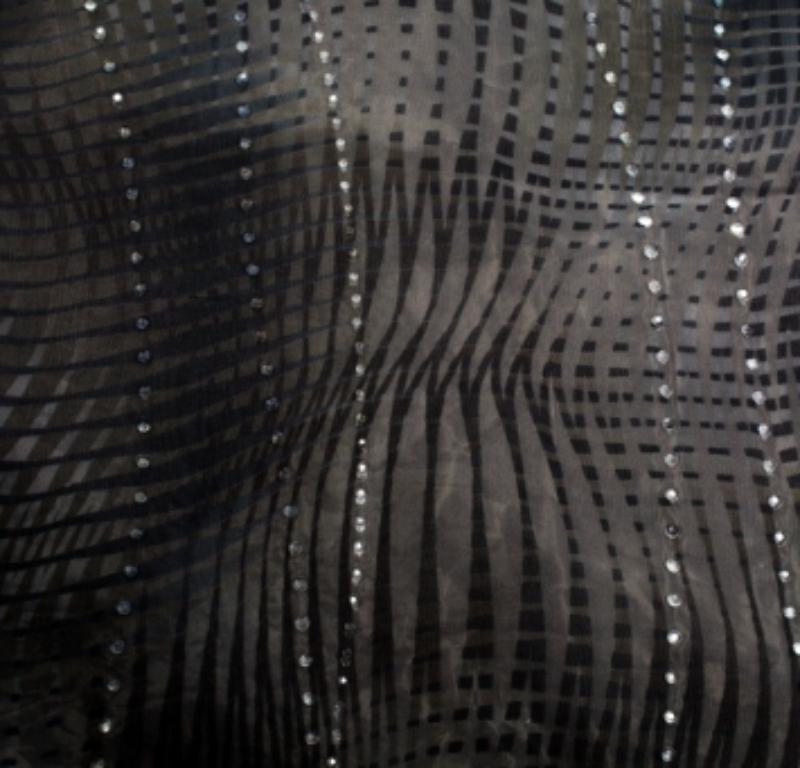 Mantente cómodo con esta impresionante estola de la casa Giorgio Armani. Este pañuelo gris encajará en tu repertorio informal durante todo el año.