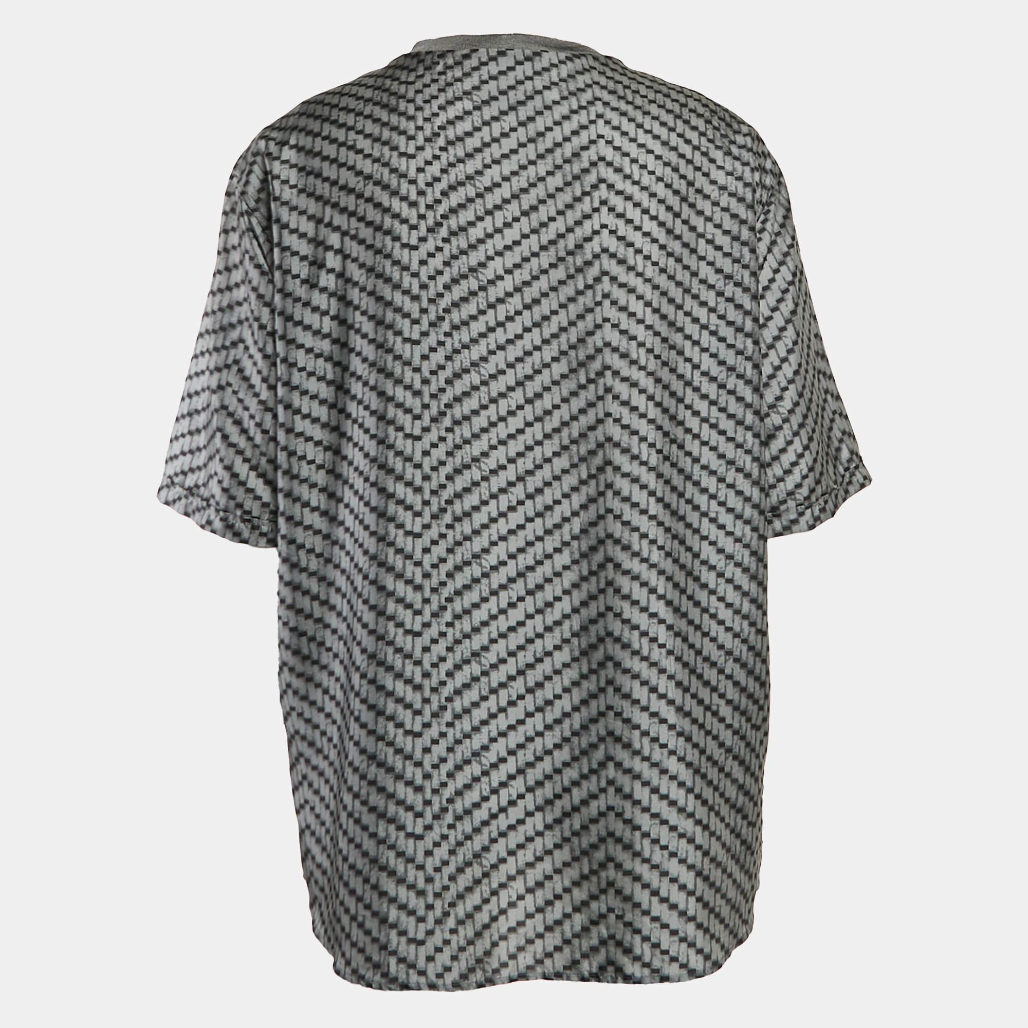 Una perfetta combinazione di comfort, lusso e stile: questa t-shirt firmata è un pezzo imperdibile Realizzata con materiali di qualità, può essere abbinata a pantaloni in denim e sneakers per un look cool.