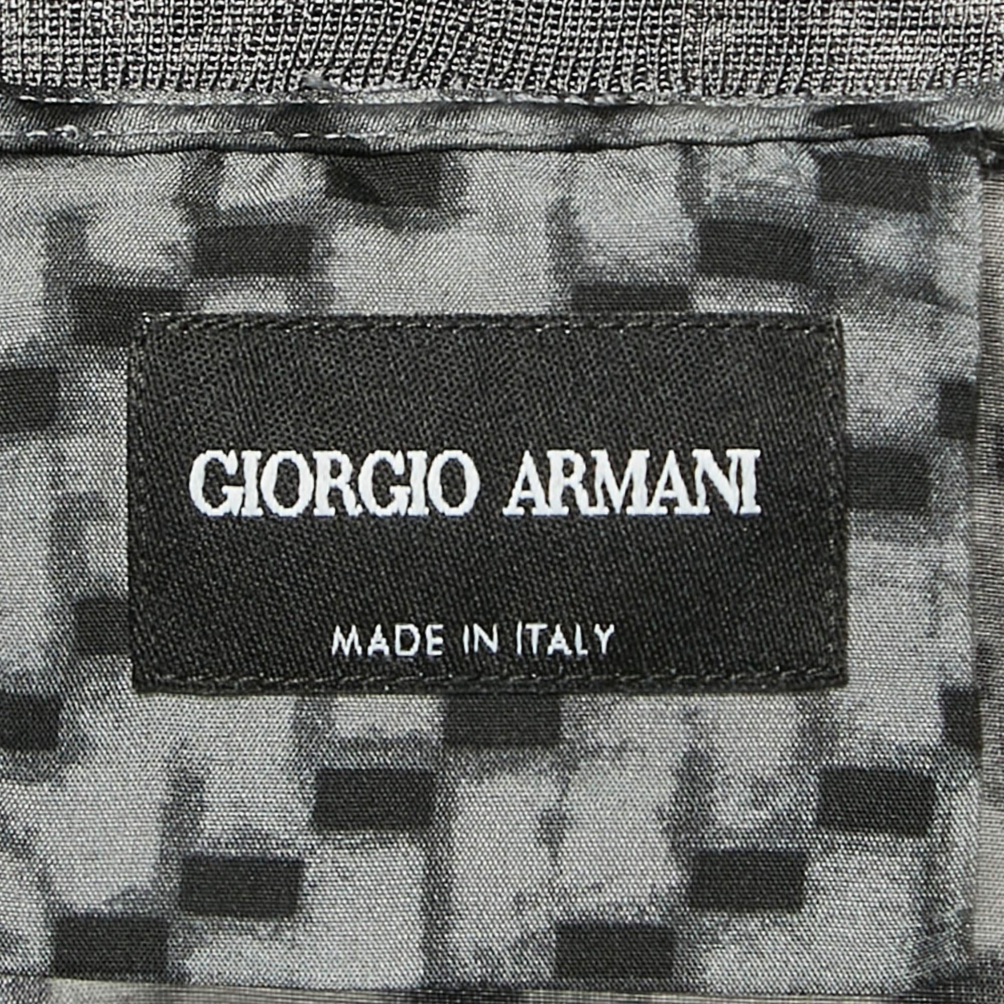 Giorgio Armani Maglietta girocollo in seta stampata grigia XL In condizioni ottime in vendita a Dubai, Al Qouz 2