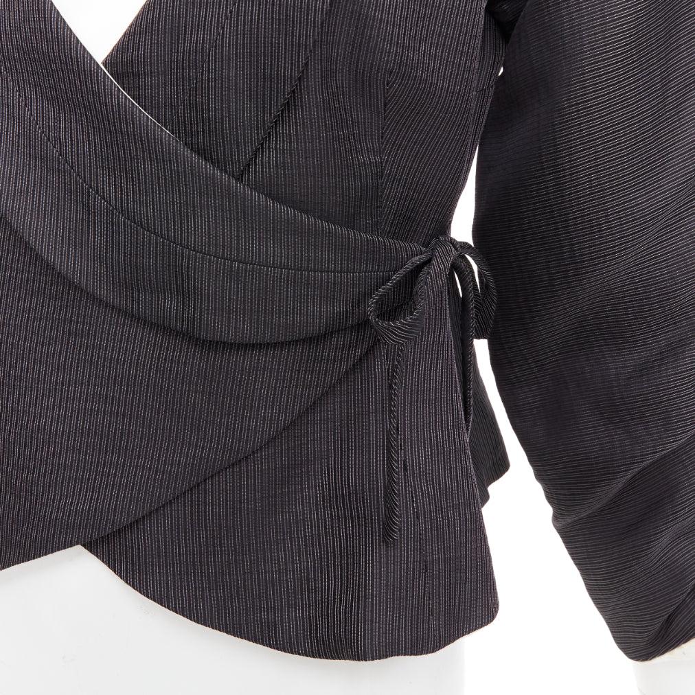 GIORGIO ARMANI grey ramie blend ruched kimono wrap crop blazer IT38 XS
Reference: CC/A00438
Brand: Giorgio Armani
Material: Ramie, Blend
Color: Grey
Pattern: Pinstriped
Closure: Wrap Tie
Lining: White Fabric
Made in: Italy

CONDITION:
Condition: