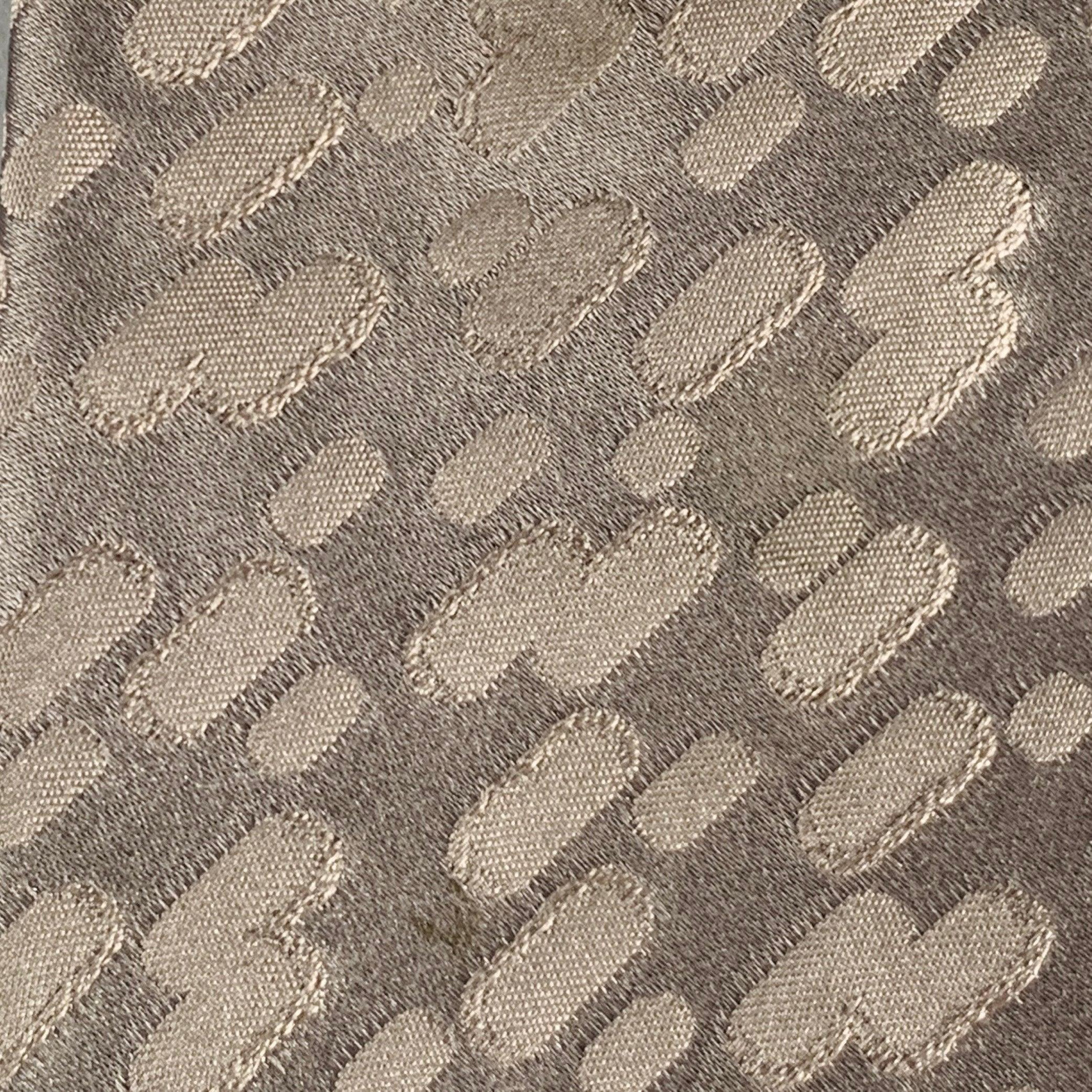 GIORGIO ARMANI
necktie in a grey silk featuring an abstract pattern. Handmade in Italy.Very Good Pre-Owned Condition. Minor marks.Width: 2.5 inches Length: 59 inches 
  
  
 
Sui Generis Reference: 133440
Category: Tie
More Details
    
Brand: 
