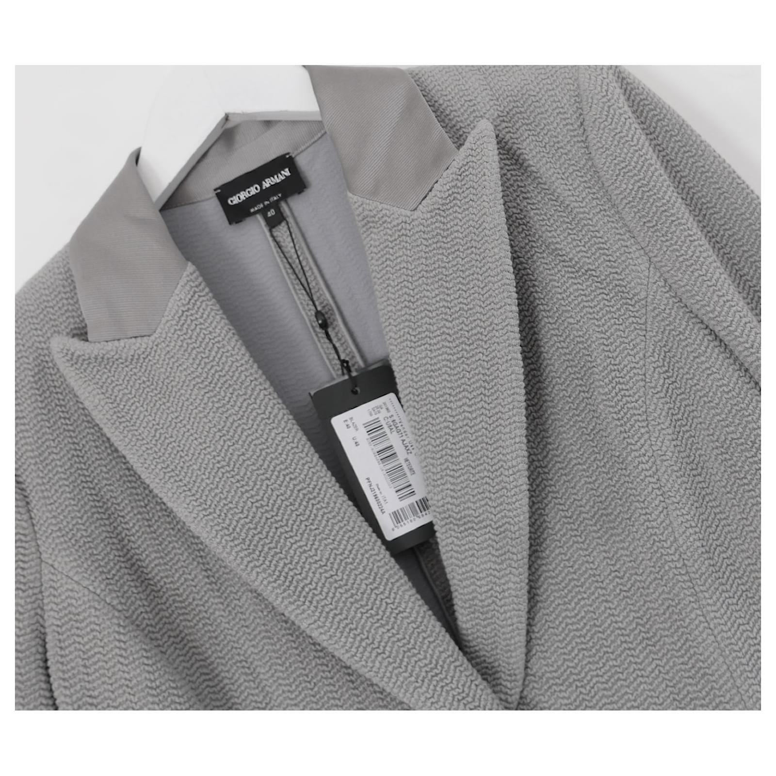 Magnifique veste blazer Giorgio Armani, achetée pour £1600 et neuve avec étiquettes/carte d'authenticité. Réalisé en mélange de viscose texturée et froissée avec des bordures en satin gros grain. Superbement taillé avec des épaules paddées, un léger