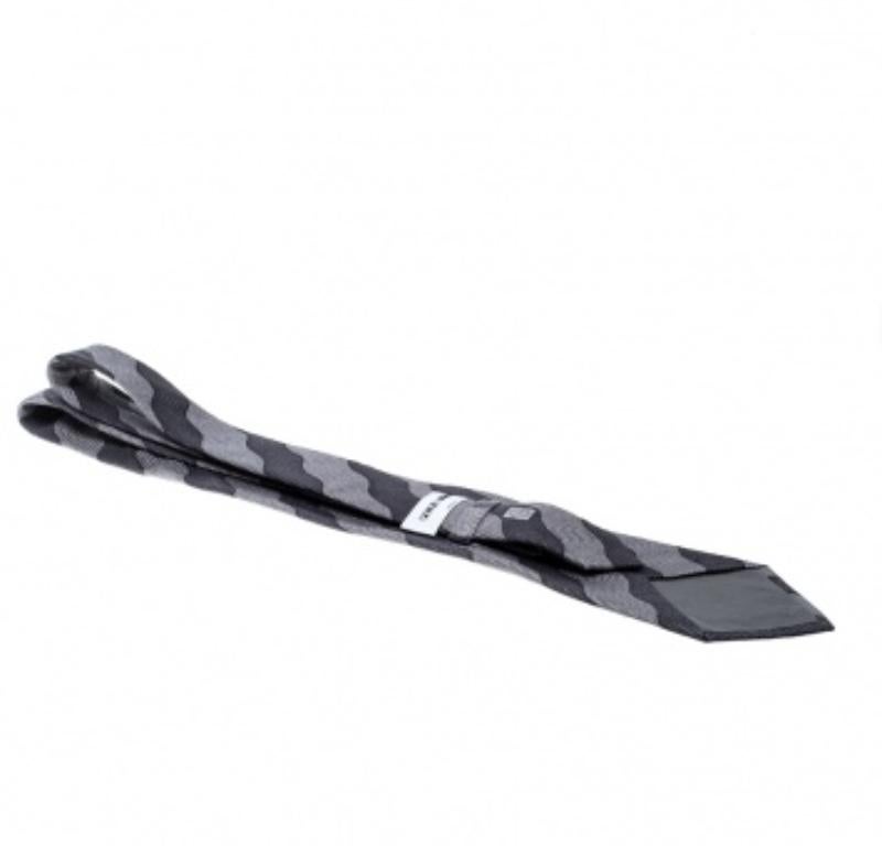 Giorgio Armani Graue traditionelle Krawatte aus Seidenjacquard mit Wellenmuster im Zustand „Gut“ im Angebot in Dubai, Al Qouz 2