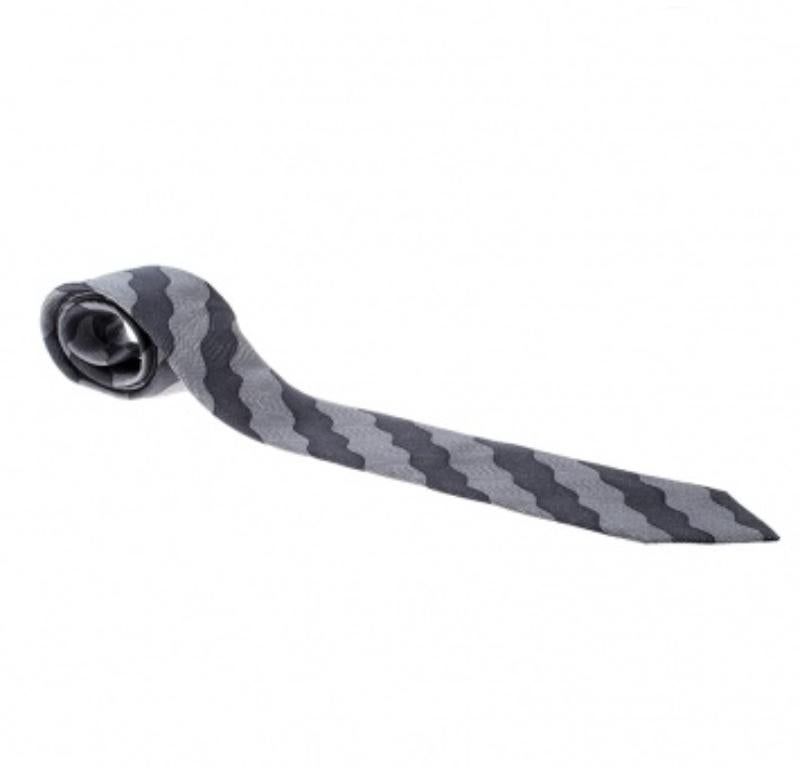 Giorgio Armani Graue traditionelle Krawatte aus Seidenjacquard mit Wellenmuster Herren im Angebot