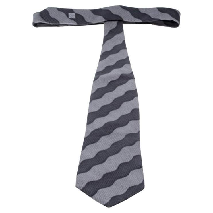 Giorgio Armani Graue traditionelle Krawatte aus Seidenjacquard mit Wellenmuster im Angebot