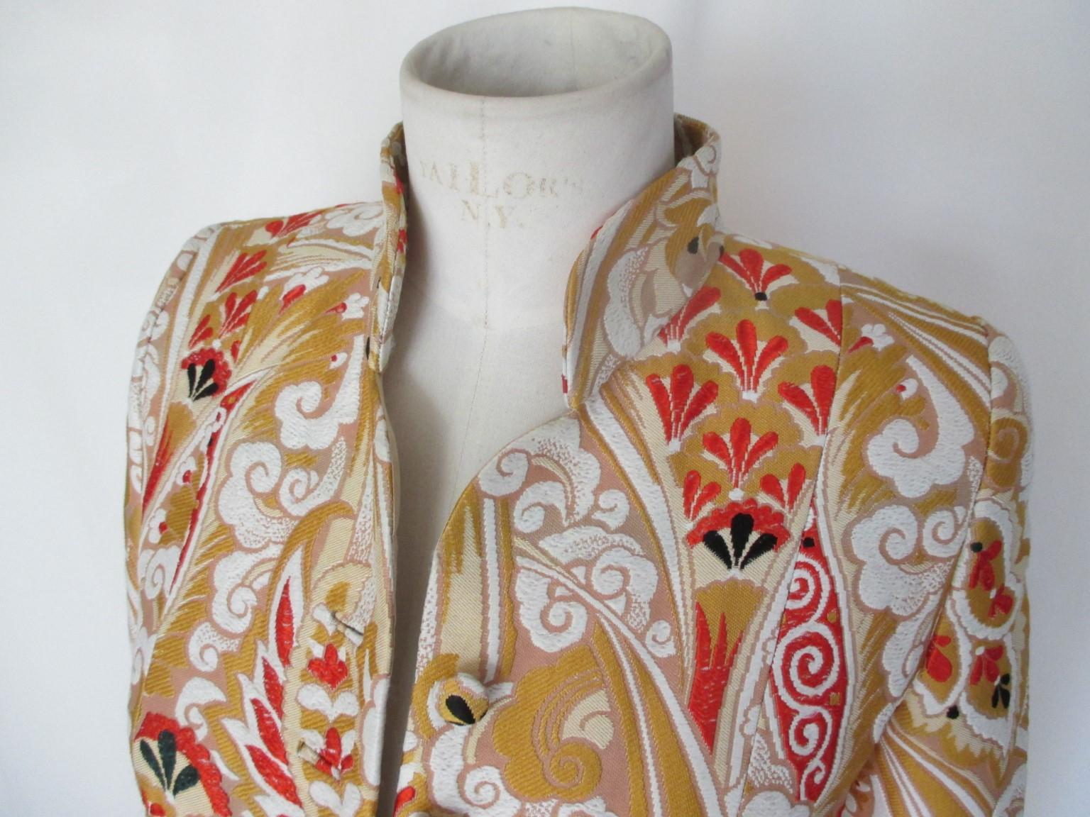 Dies ist eine seltene Vintage Jacke im Kimono-Stil aus der High End Armani Prive Collection'S

Wir bieten weitere exklusive Vintage-Artikel an, siehe unseren Frontstore.

Einzelheiten:
Sammler - Artikel
MATERIAL : Seidenmischung
Kimono aus