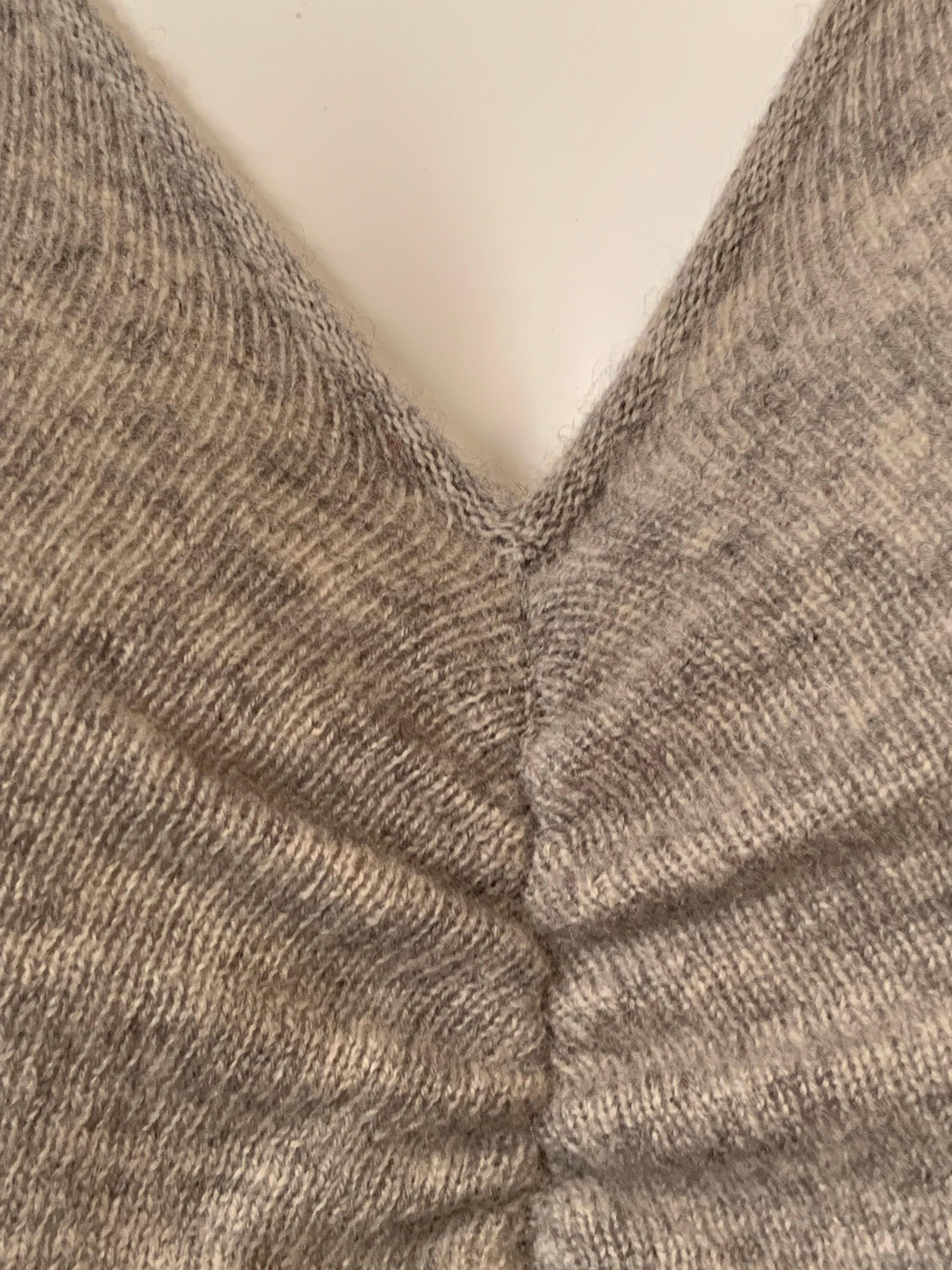 Giorgio Armani Heather Grey Cashmere Sweater  Never Worn In New Condition For Sale In New Hope, PA