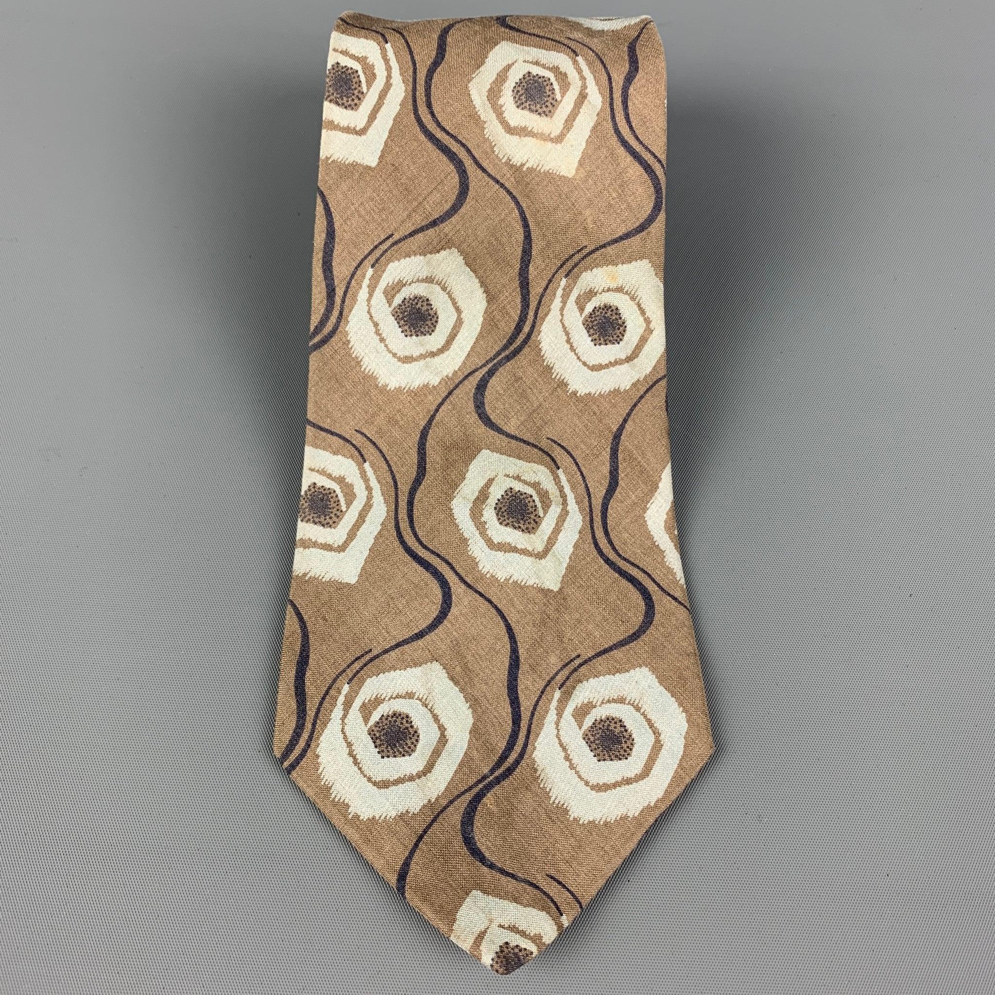 GIORGIO ARMANI
necktie comes in a khaki silk twill with a all over abstract print. Made in Italy. Very Good Pre-Owned Condition. 

Measurements: 
  Width: 3.5 Length: 55 inches 
  
  
 
Reference: 120056
Category: Tie
More Details
    
Brand: 