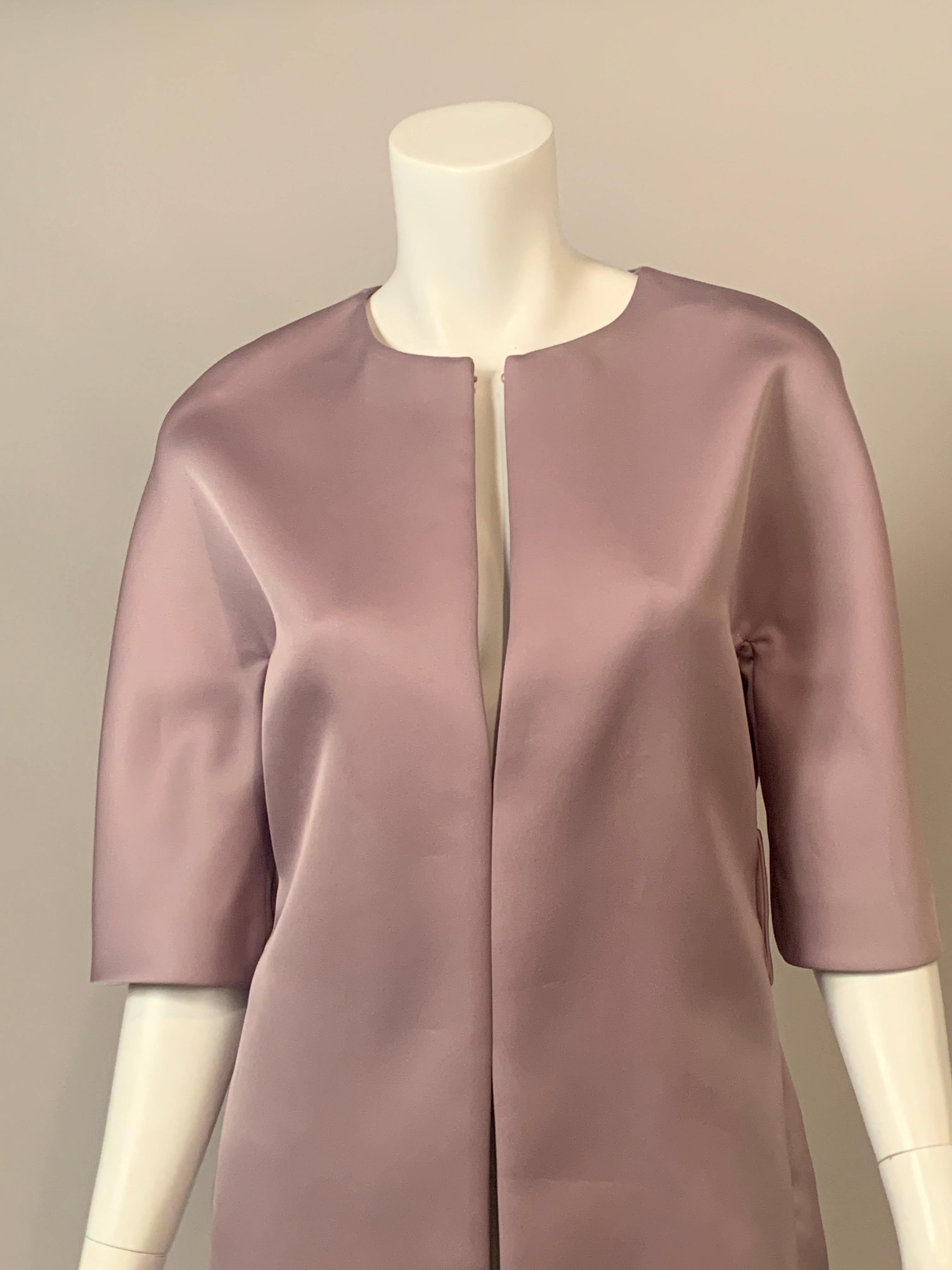 Giorgio Armani ha disegnato un bellissimo cappotto color lavanda dalle linee e dalle forme più pulite.
Il cappotto è senza colletto, con maniche a bracciale, ampie tasche nascoste nelle cuciture laterali, quattro chiusure a gancio color lavanda e