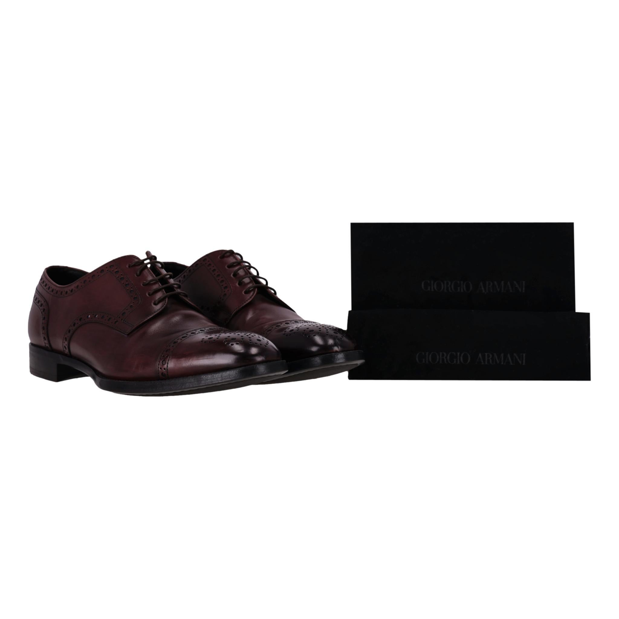 Giorgio Armani - Brogues en cuir

Chaussures plates marron fabriquées en Italie en cuir marron de première qualité, avec les détails perforés caractéristiques.

Ils sont dotés d'un bout rond et d'une semelle en caoutchouc noir.

Rrp Approx.