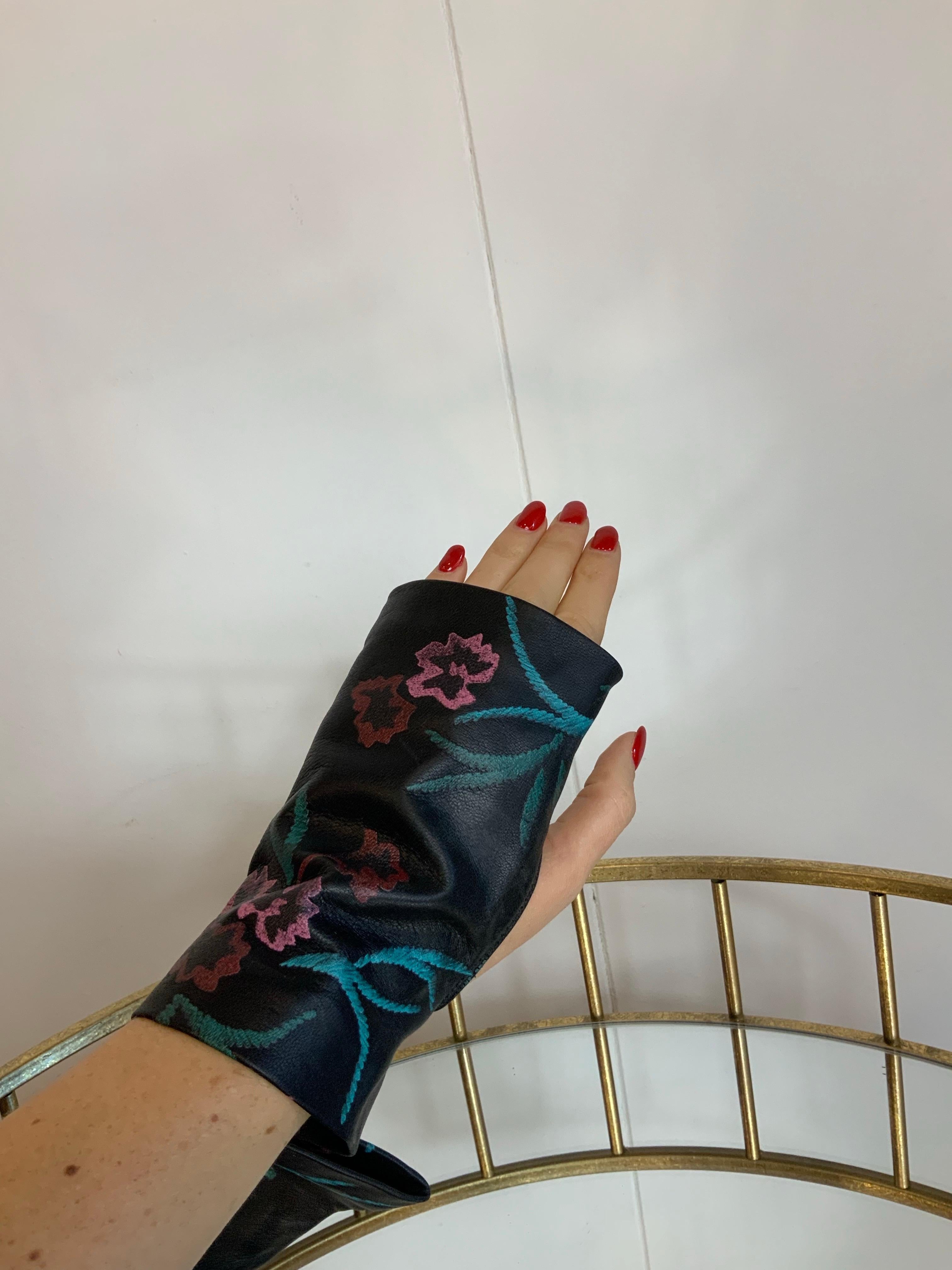 Giorgio Armani gloves.
Winter 2024 collection.
in black leather with hand-painted flower designs. Interior lined with fabric.
Length 15.5 cm
Width 9 cm
It does not have a label indicating the size, but fits a S.
New, never used.
They have original