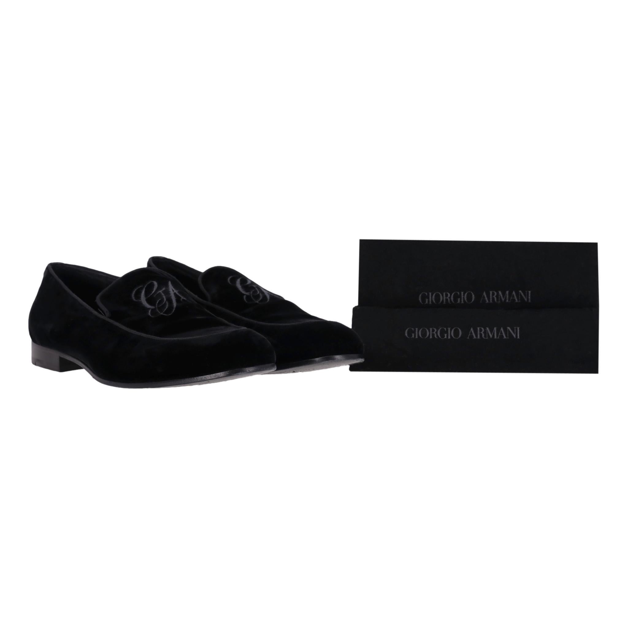 Giorgio Armani - Mocassins en velours brodé avec logo

Mocassins en velours noir ornés d'un logo GA brodé de fils sur le devant et d'une bordure en gros-grain assortie.

Semelles intérieures en cuir et semelles en caoutchouc.

Rrp Approx.