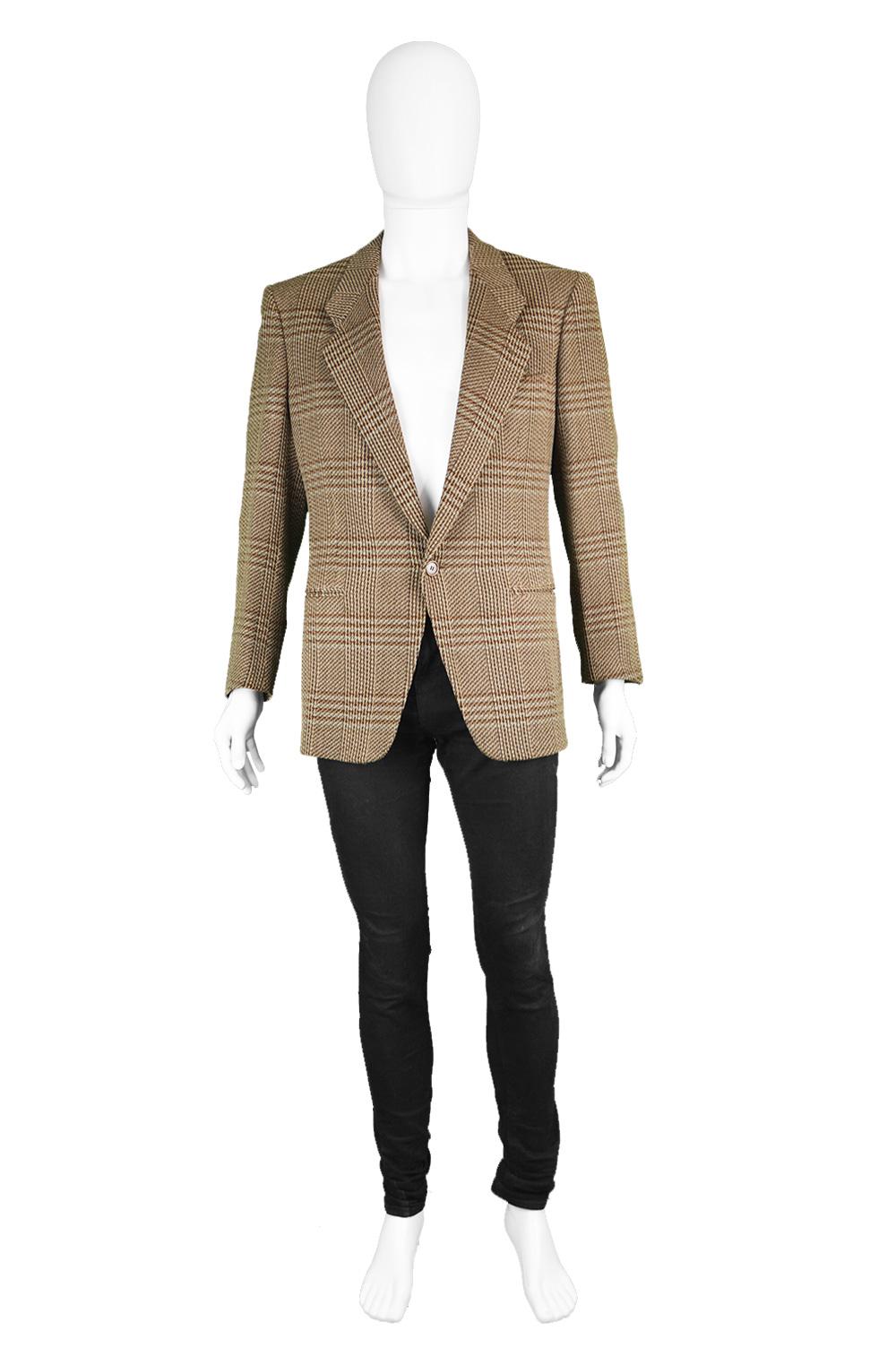 A vintage Giorgio Armani men's sportcoat / blazer jacket in a brown Italian wool tweed, from circa 1985. 

Click 'CONTINUE READING' below for Size & Description.

Estimated Size: Men's Small. Please check measurements.  
Chest - 40” / 101cm (allow a