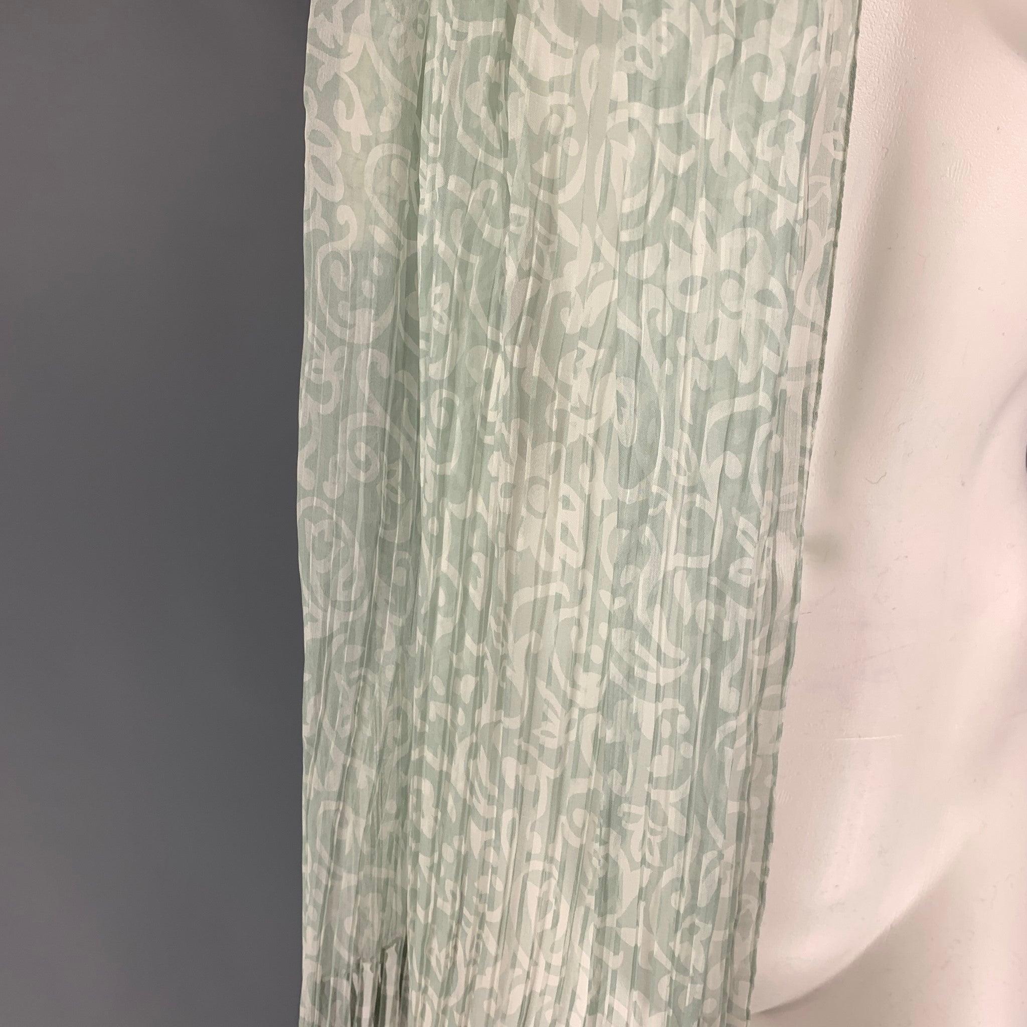 GIORGIO ARMANI scarf comes in a moss print silk with a fringe trim. Includes tags. Made in Italy.
Very Good
Pre-Owned Condition. 

Measurements: 
  47 inches  x 22 inches 
  
  
 
Reference: 119784
Category: Scarves
More Details
    
Brand:  GIORGIO