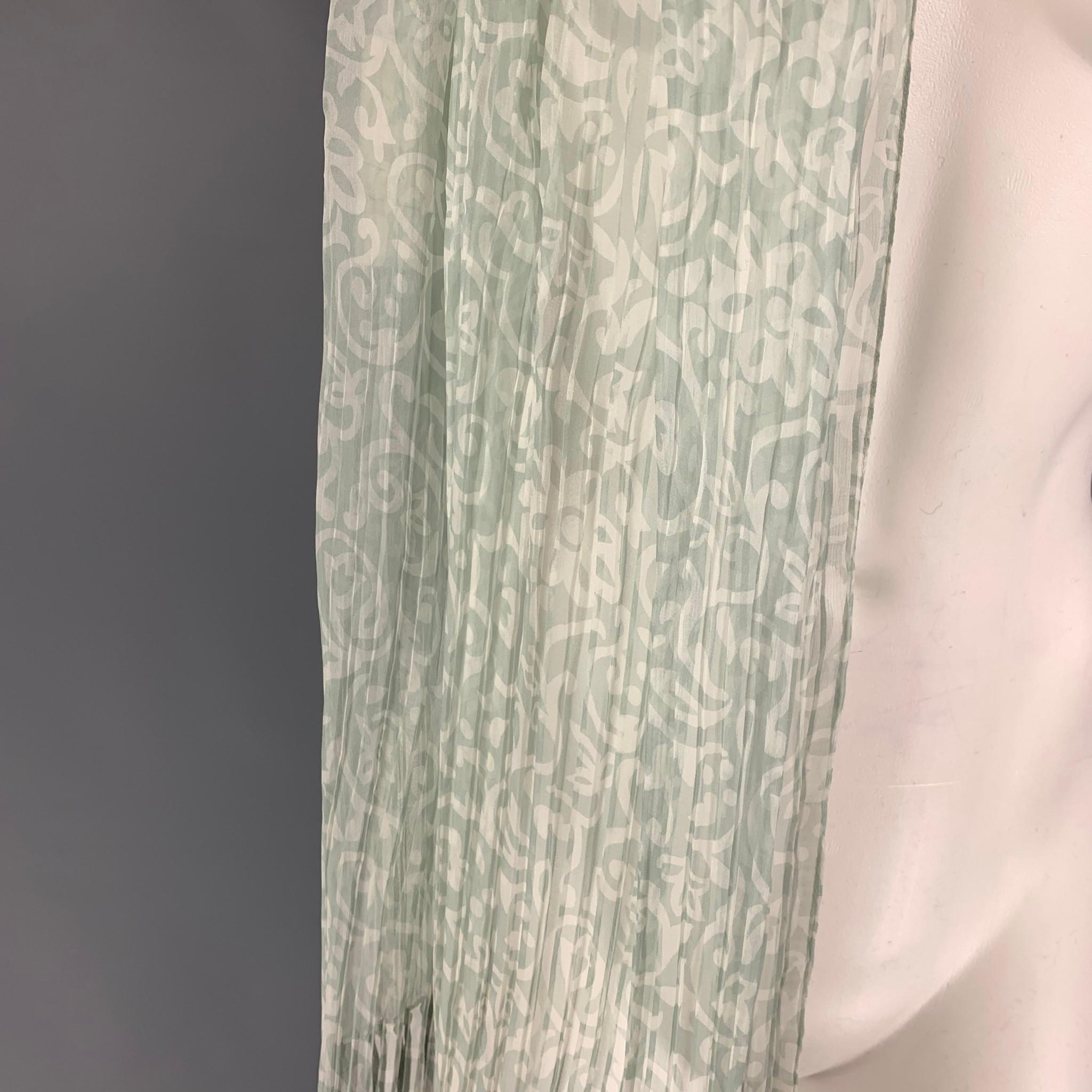 El pañuelo GIORGIO ARMANI se presenta en seda con estampado de musgo y ribete de flecos. Incluye etiquetas. Fabricado en Italia. 

Muy buen estado de conservación.

Medidas:

47 pulg. x 22 pulg. 