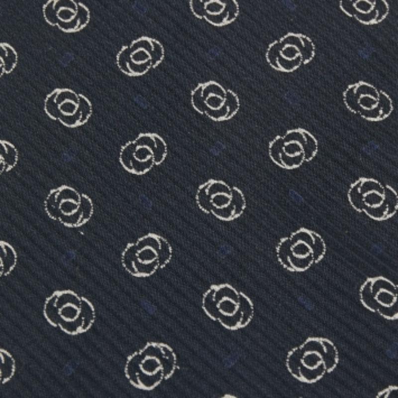 Cette cravate Giorgio Armani est un accessoire formel parfait qui présente un attrait pointu et moderne. La cravate bleu marine est en soie et présente un joli motif sur toute sa surface. Il ne manquera pas d'ajouter une touche sartoriale à votre