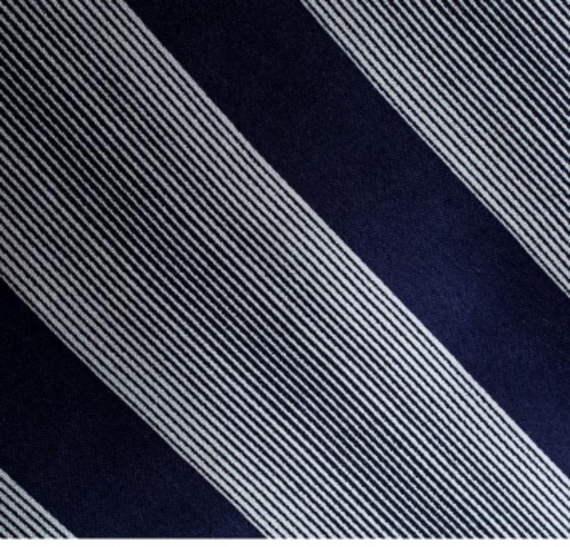 Der Glanz, der Luxus und die Weichheit der Seide verleihen dieser Krawatte von Giorgio Armani einen Hauch von Eleganz. Diese traditionelle graue Krawatte ist durchgehend mit marineblauen und grauen Diagonalstreifen versehen. Kombinieren Sie es mit