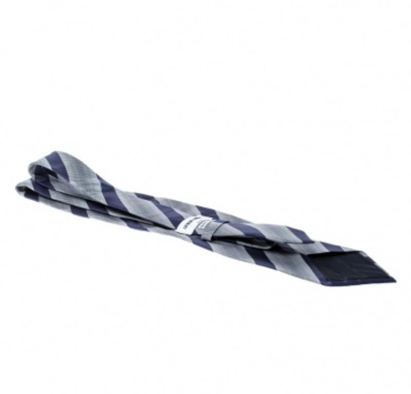 Giorgio Armani Marineblaue und graue Diagonal gestreifte traditionelle Seidenkrawatte im Zustand „Hervorragend“ im Angebot in Dubai, Al Qouz 2