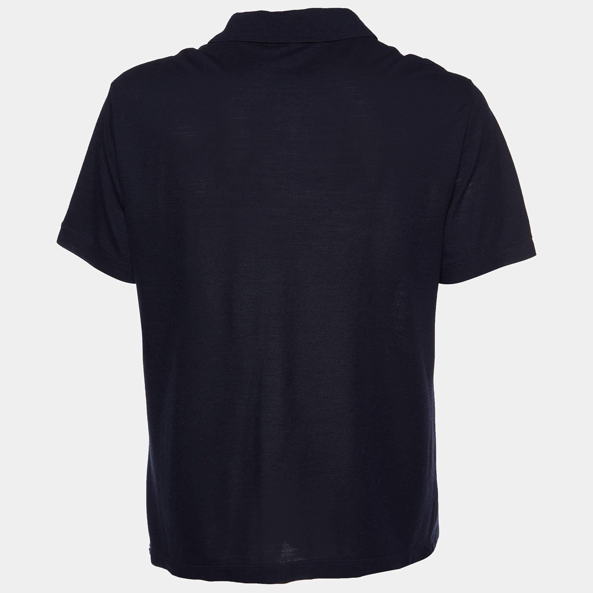 Les polos ont toujours été un choix classique pour tout le monde. Cette itération est taillée dans les meilleurs tissus pour une coupe confortable. Complétez votre look décontracté avec un short et des baskets.