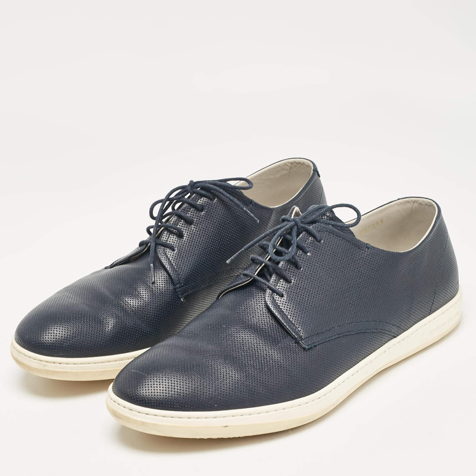 Eleva tu juego de calzado con estas zapatillas Giorgio Armani azul marino. Combinando una estética de alta gama y una comodidad inigualable, estas zapatillas son un símbolo de lujo moderno y gusto impecable.