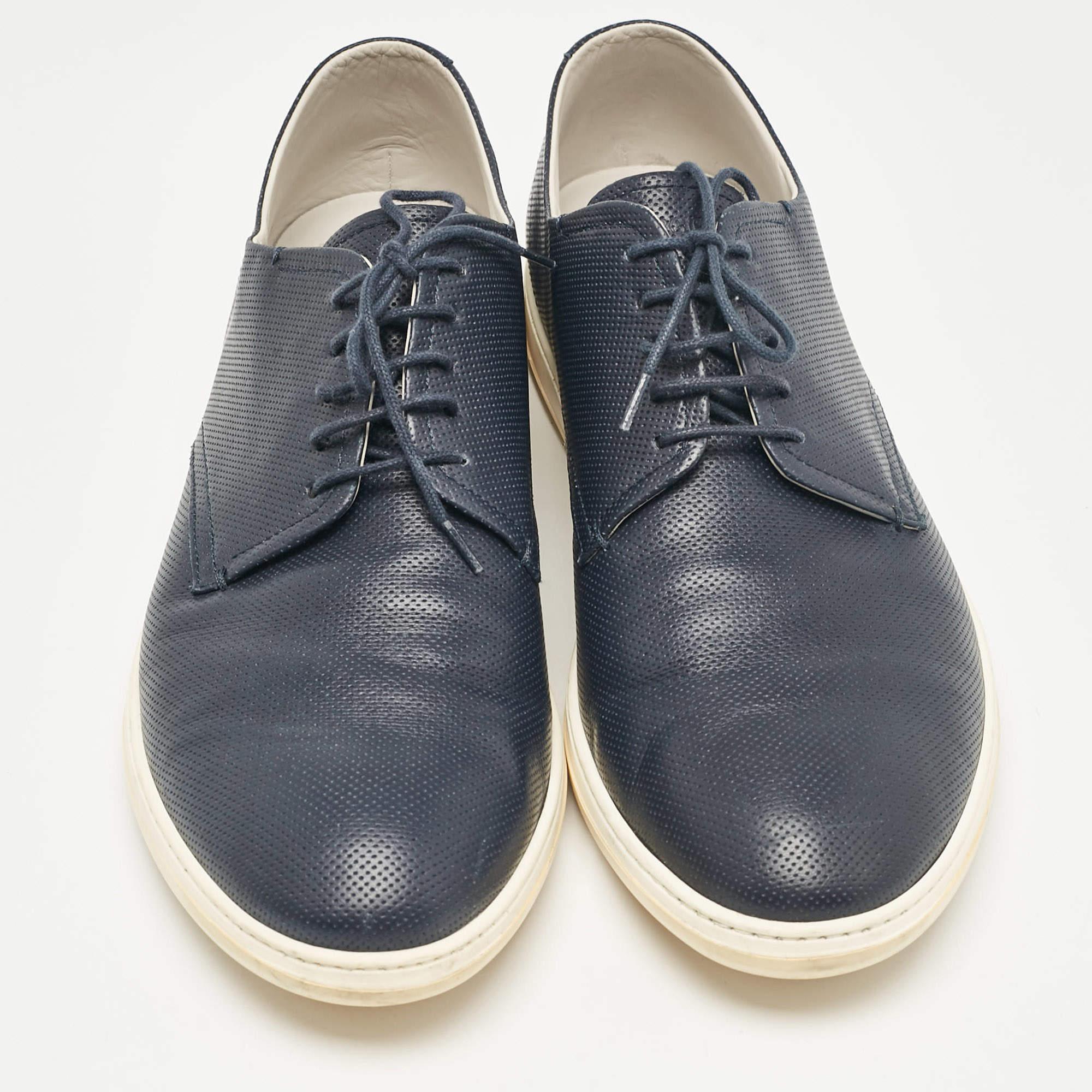 Giorgio Armani Zapatillas bajas de cuero azul marino perforado talla 45 Gris
