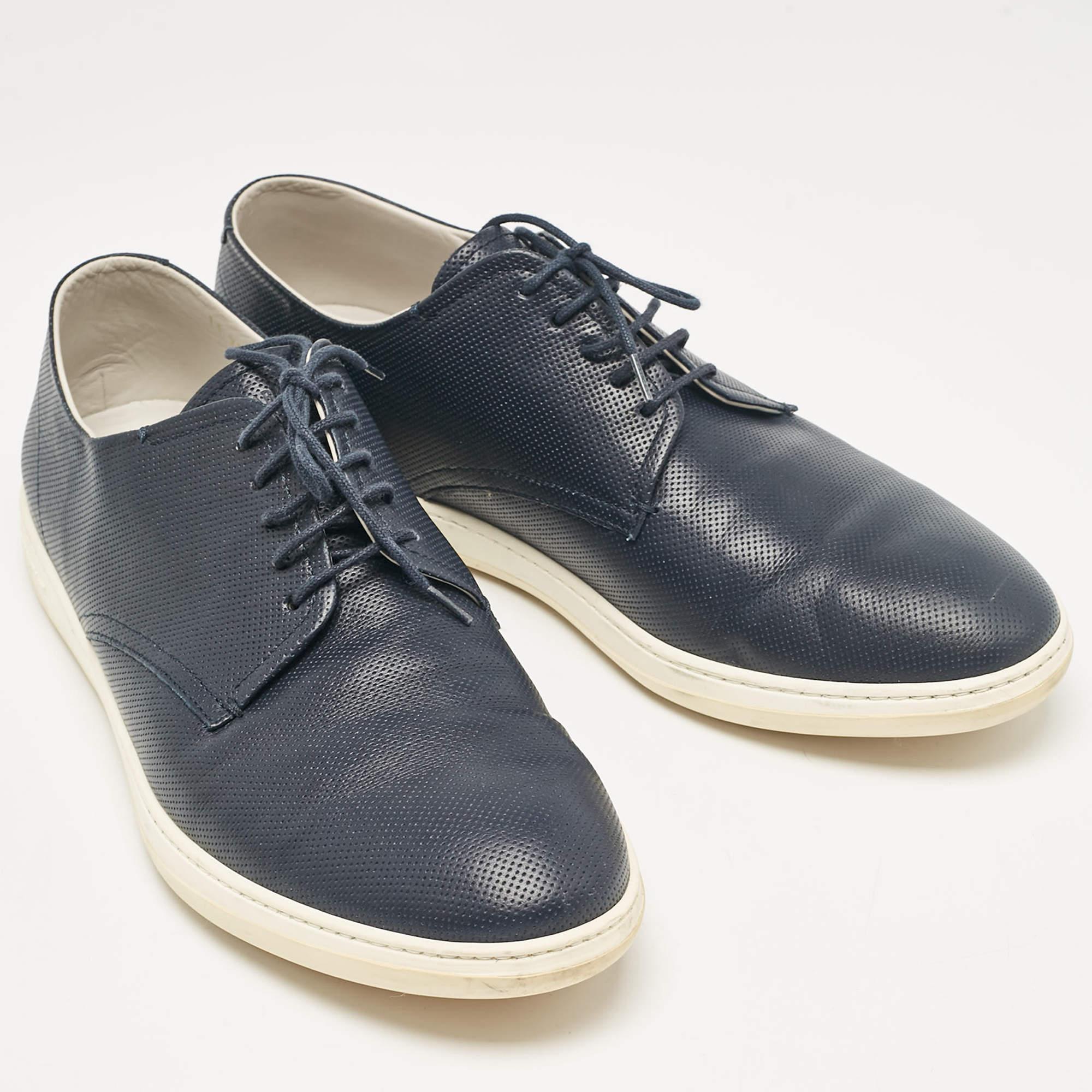 Giorgio Armani Zapatillas bajas de cuero azul marino perforado talla 45 en Bueno Estado en Dubai, Al Qouz 2