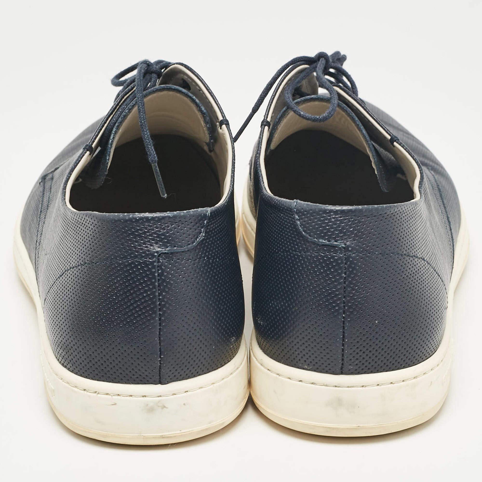 De los hombres Giorgio Armani Zapatillas bajas de cuero azul marino perforado talla 45