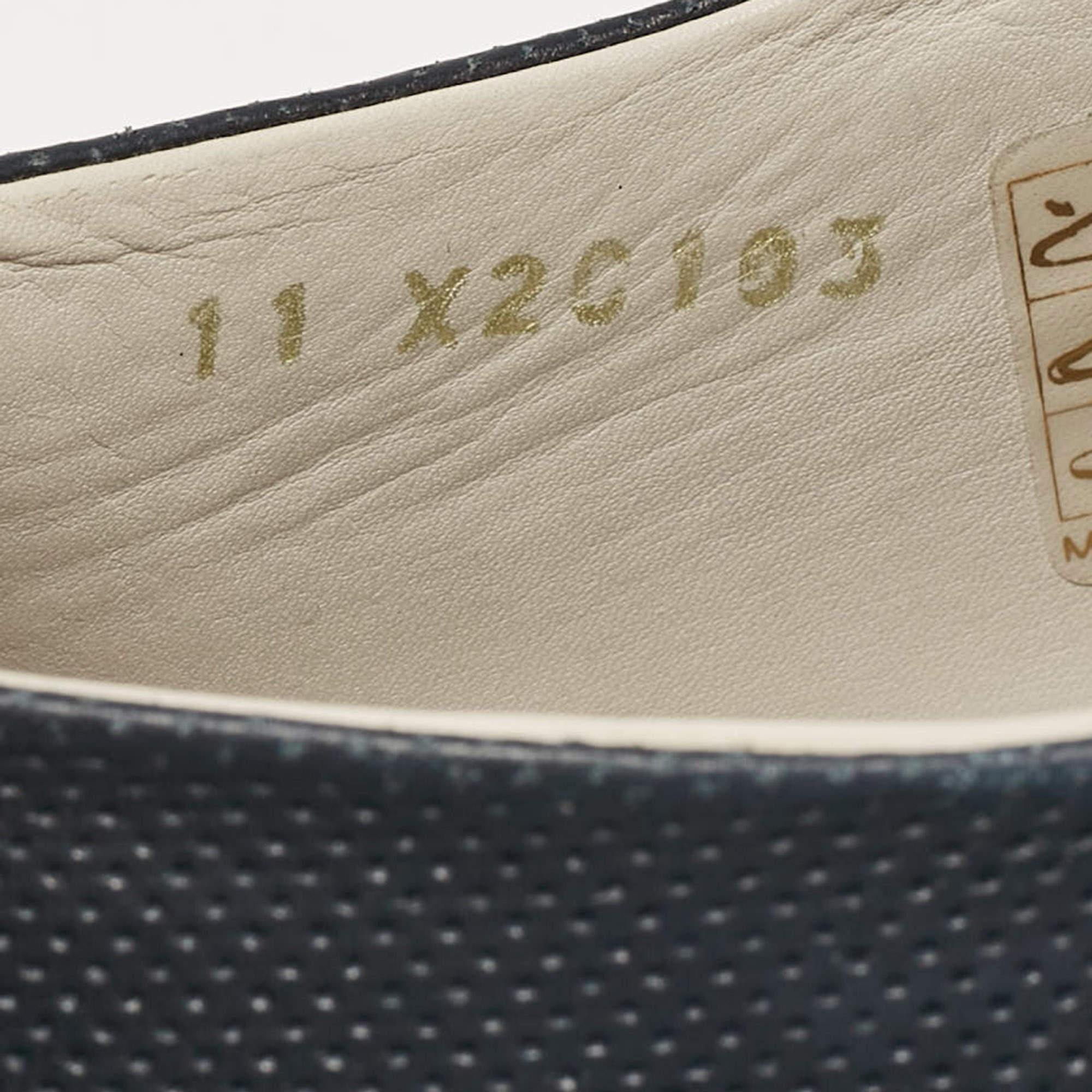 Giorgio Armani Zapatillas bajas de cuero azul marino perforado talla 45 3