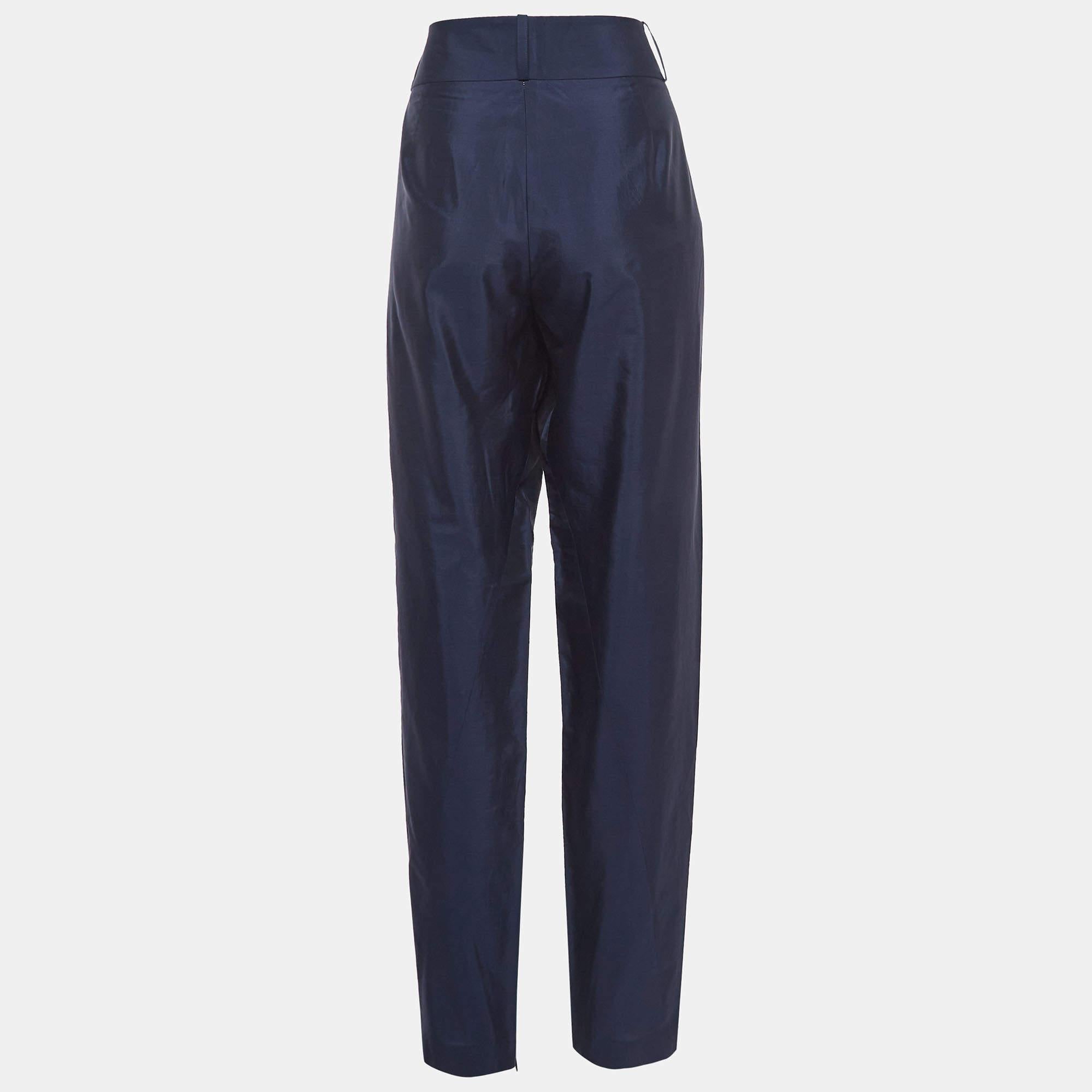 Werten Sie Ihre Garderobe mit dieser Hose von Giorgio Armani auf. Sorgfältig aus hochwertigen Stoffen und mit präziser Handwerkskunst geschneidert, verkörpern sie zeitlose Raffinesse und unvergleichlichen Stil - perfekt für jeden Anlass.