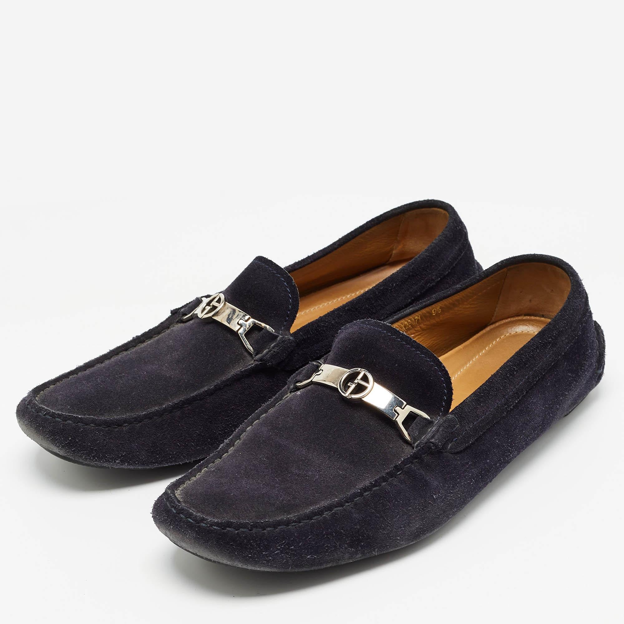 Squisitamente progettato per offrire alta moda e comfort ovunque tu vada, questo paio di mocassini di Giorgio Armani vale assolutamente l'acquisto! Queste scarpe sono state realizzate in pelle intrecciata e sono caratterizzate da un esterno liscio