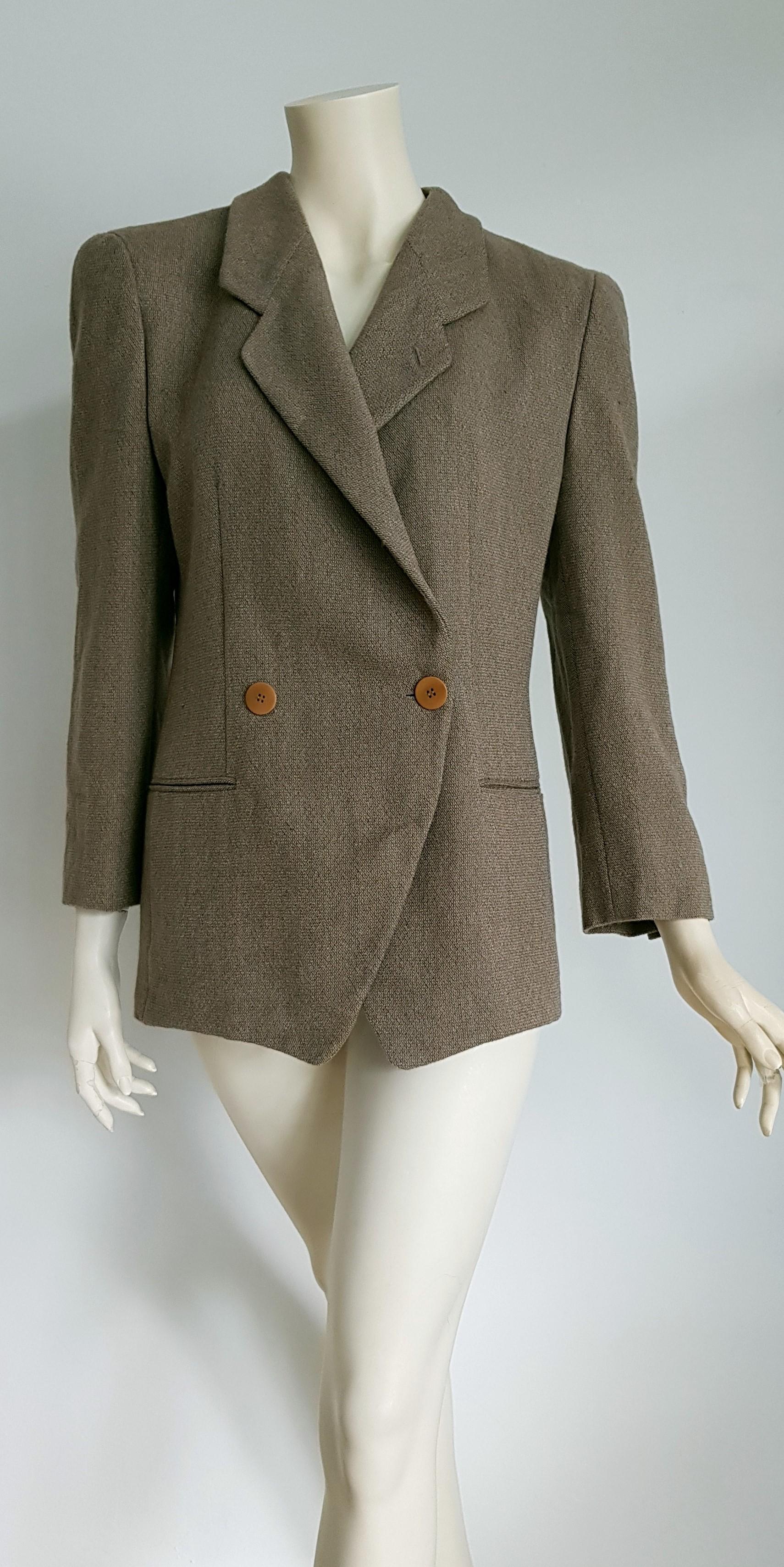Giorgio ARMANI brown and beige double-breasted wool jacket - Unworn, New
..
SIZE: equivalent to about Small / Medium, please review approx measurements as follows in cm: lenght 73, chest underarm to underarm 51, bust circumference 93, shoulder from