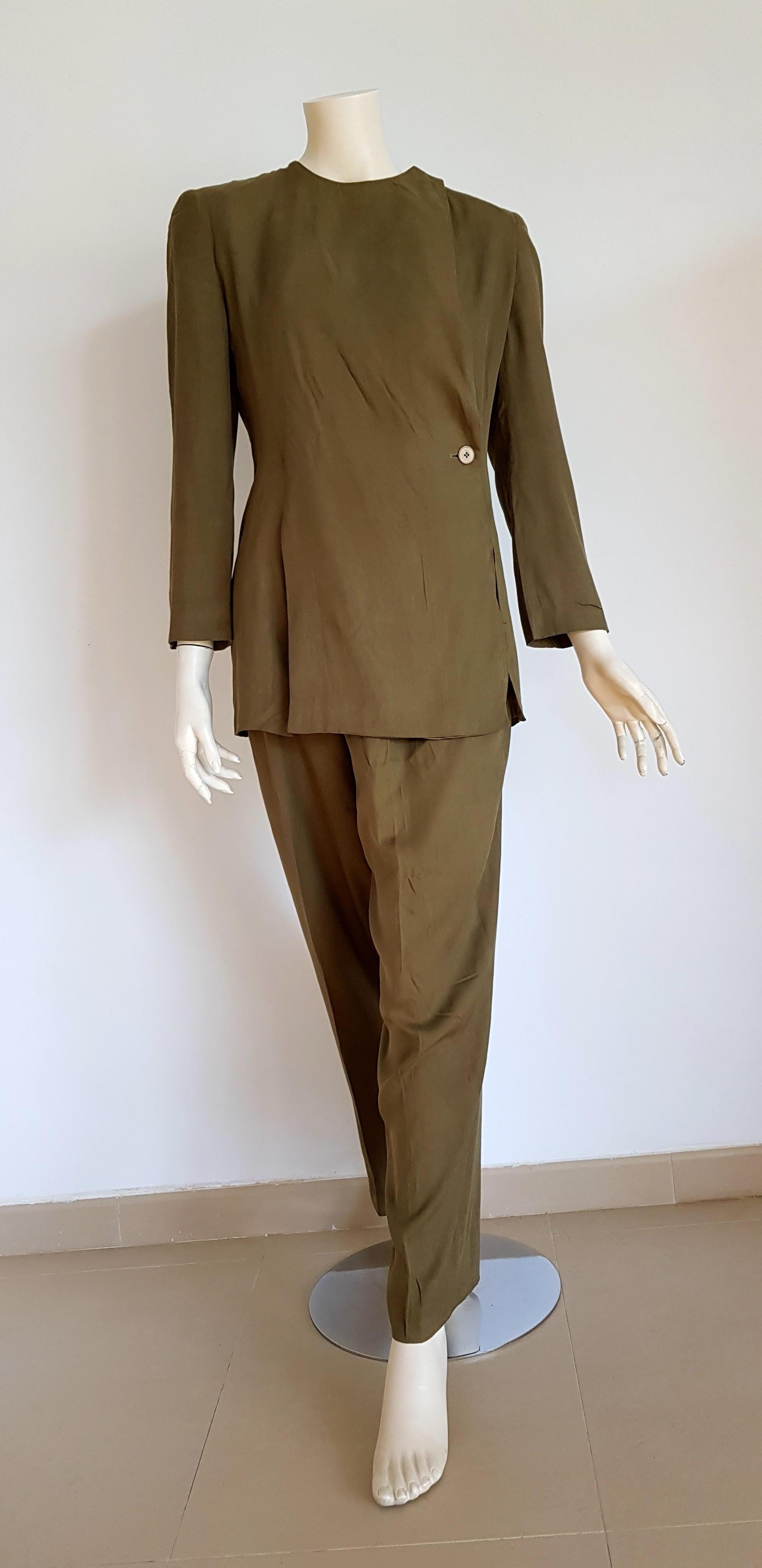 Giorgio ARMANI green silk with 1 button closed collar, trousers suit  - Unworn, New

SIZE: equivalent to about Small / Medium, please review approx measurements as follows in cm. 
JACKET: lenght 75, chest underarm to underarm 50, bust circumference
