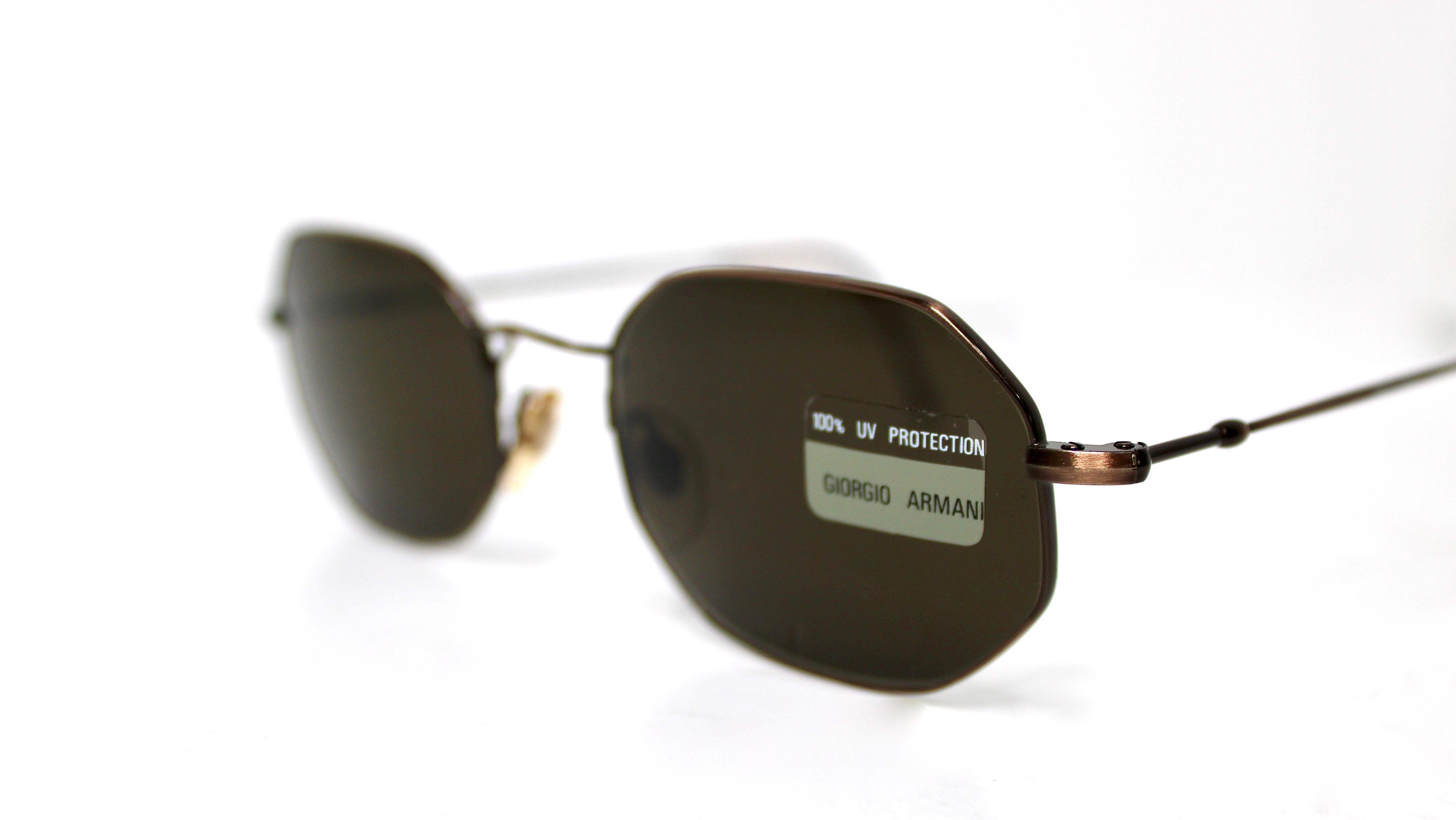 Noir Lunettes de soleil Giorgio Armani à monture métallique octogonale circa 1990 en vente