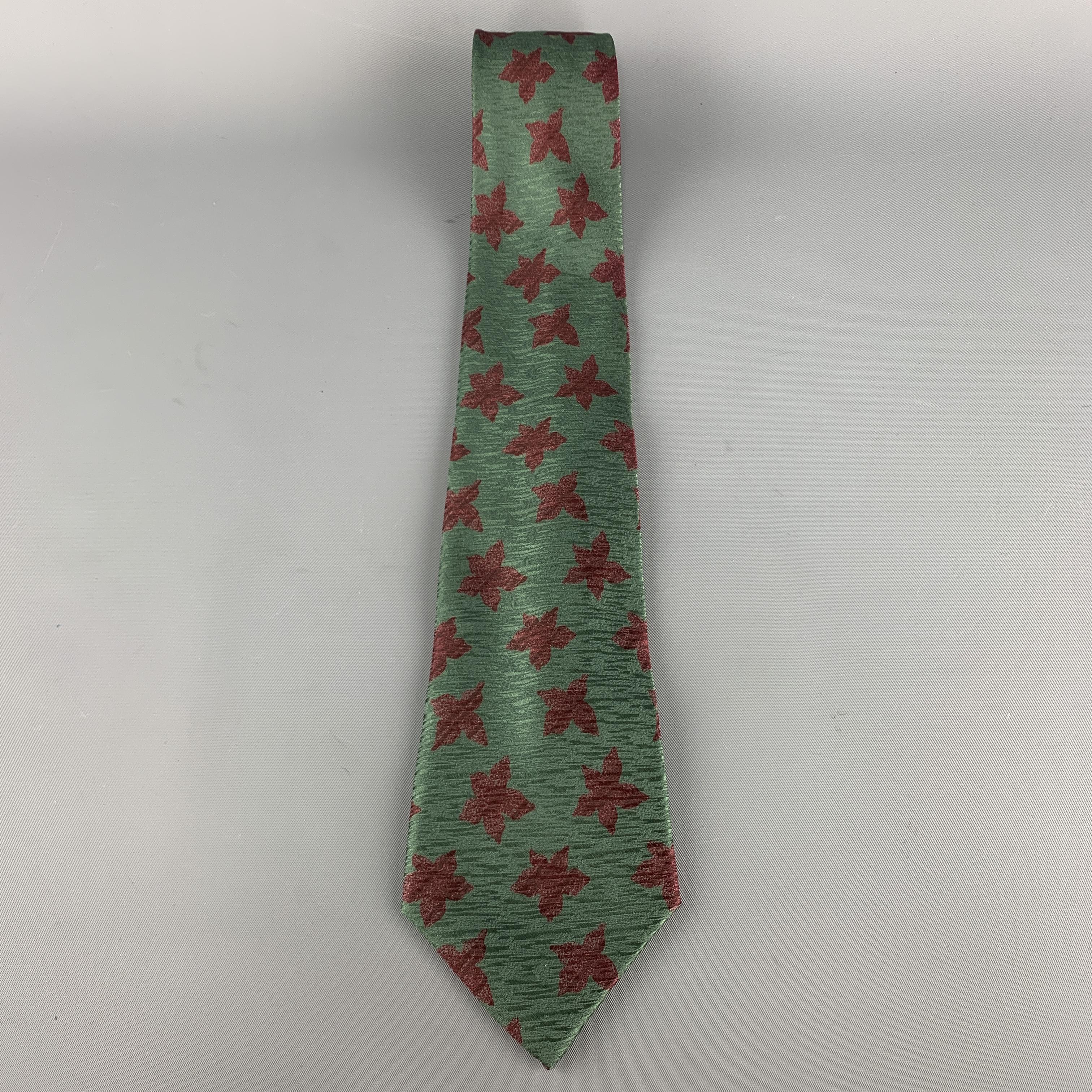 Vintage GIORGIO ARMANI necktie comes in green textured silk with all over brown floral print. Made in Italy.

Excellent Pre-Owned Condition.

Width: 3.5 in.