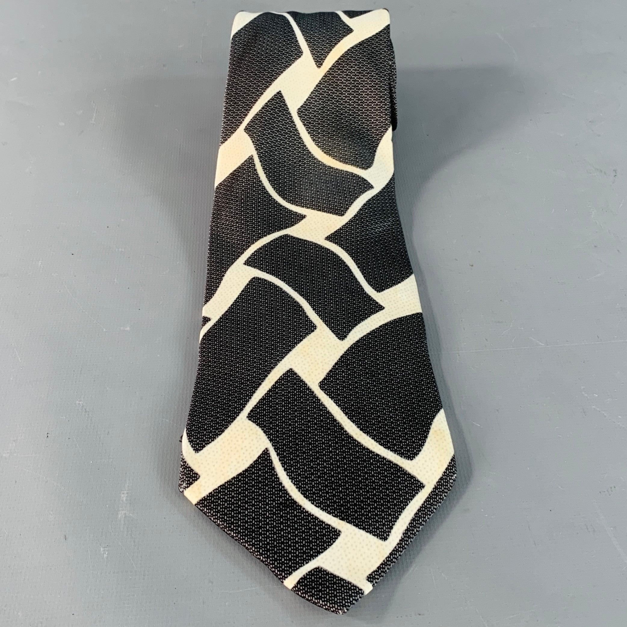 GIORGIO ARMANI
Cravate en soie noire et blanche à motif abstrait. Fabriqué en Italie. Bon état d'usage. Largeur : 3.75 pouces Longueur : 59 pouces 
  
  
 
Référence Sui Generis : 141017
Catégorie : Cravate
Plus de détails
    
Marque :  GIORGIO