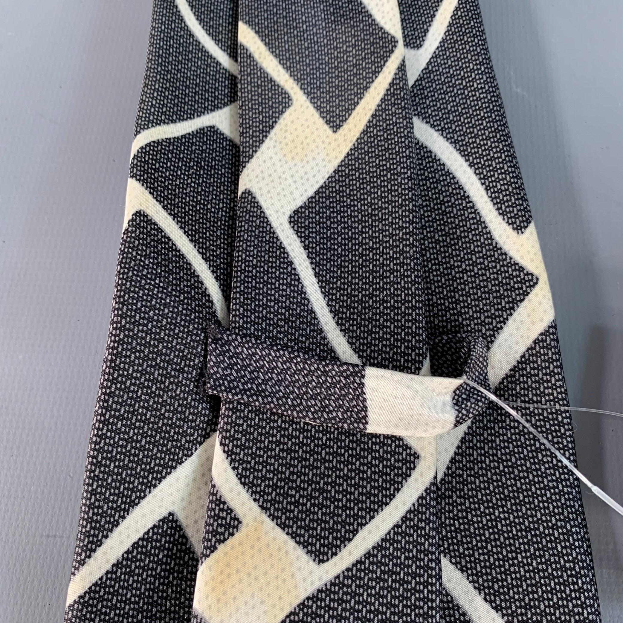 Giorgio Armani One Size Black White Abstract Silk Tie (cravate en soie abstraite noire et blanche) en vente 1