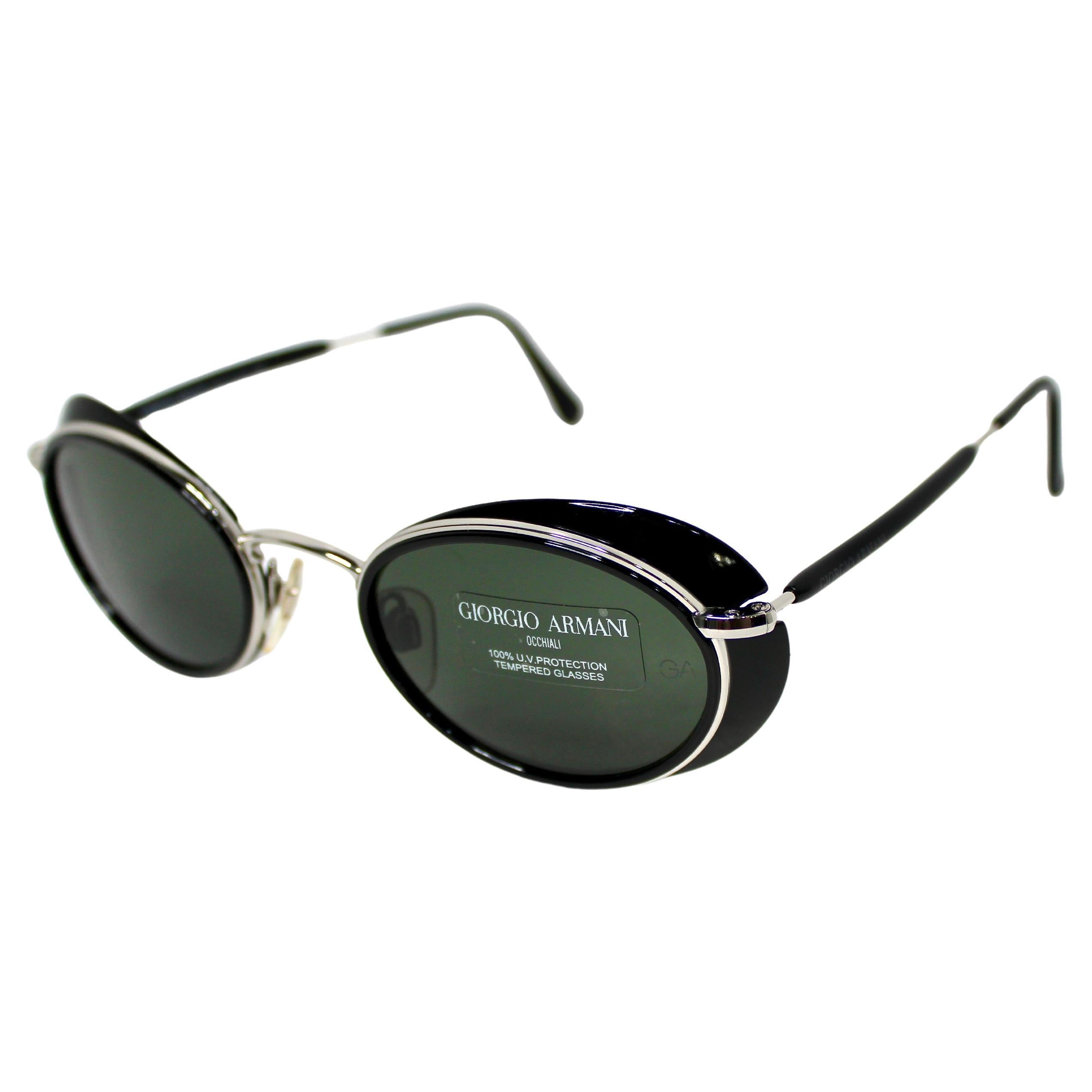 Gli occhiali da sole Giorgio Armani Oval Goggle Style Black & Silver-Tone degli anni '90 incarnano una sofisticata moda retrò con un design audace e di grande impatto. Questi occhiali da sole sono caratterizzati da una forma ovale che emana