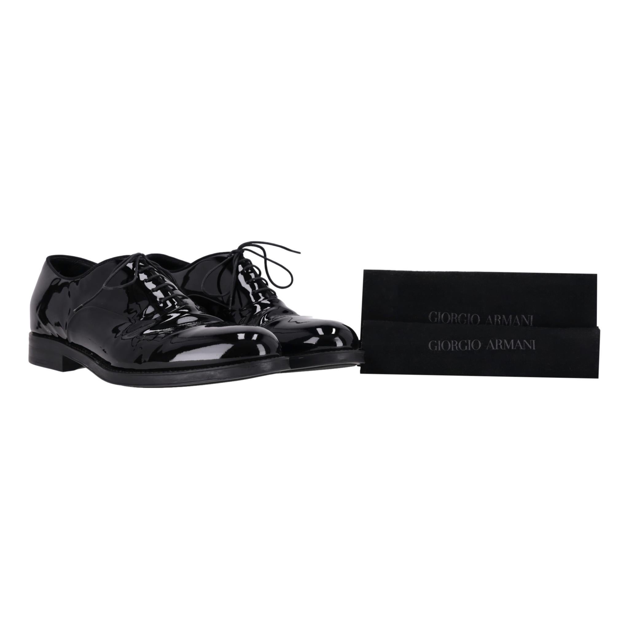Chaussures derby en cuir verni Giorgio Armani

Chaussures derby noires en cuir verni brillant, à lacets sur le devant.

Ils sont dotés d'un bout rond, d'un talon haut et d'une doublure en cuir.

Rrp Approx. £670

Taille - 9UK - 43EU

Condition -