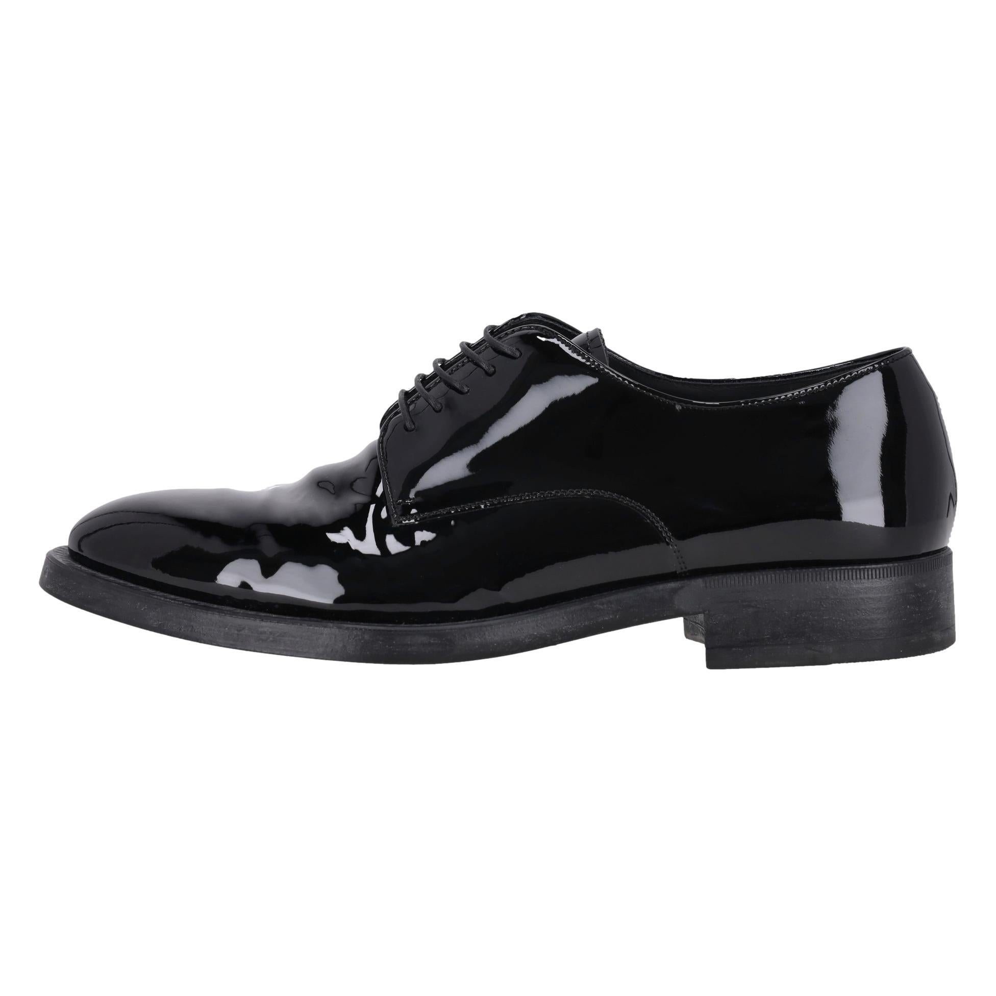 Chaussures derby en cuir verni Giorgio Armani

Chaussures derby noires en cuir verni brillant, à lacets sur le devant.

Ils sont dotés d'un bout rond, d'un talon haut et d'une doublure en cuir.

Rrp Approx. £670

Taille - 9UK - 43EU

État - Très bon