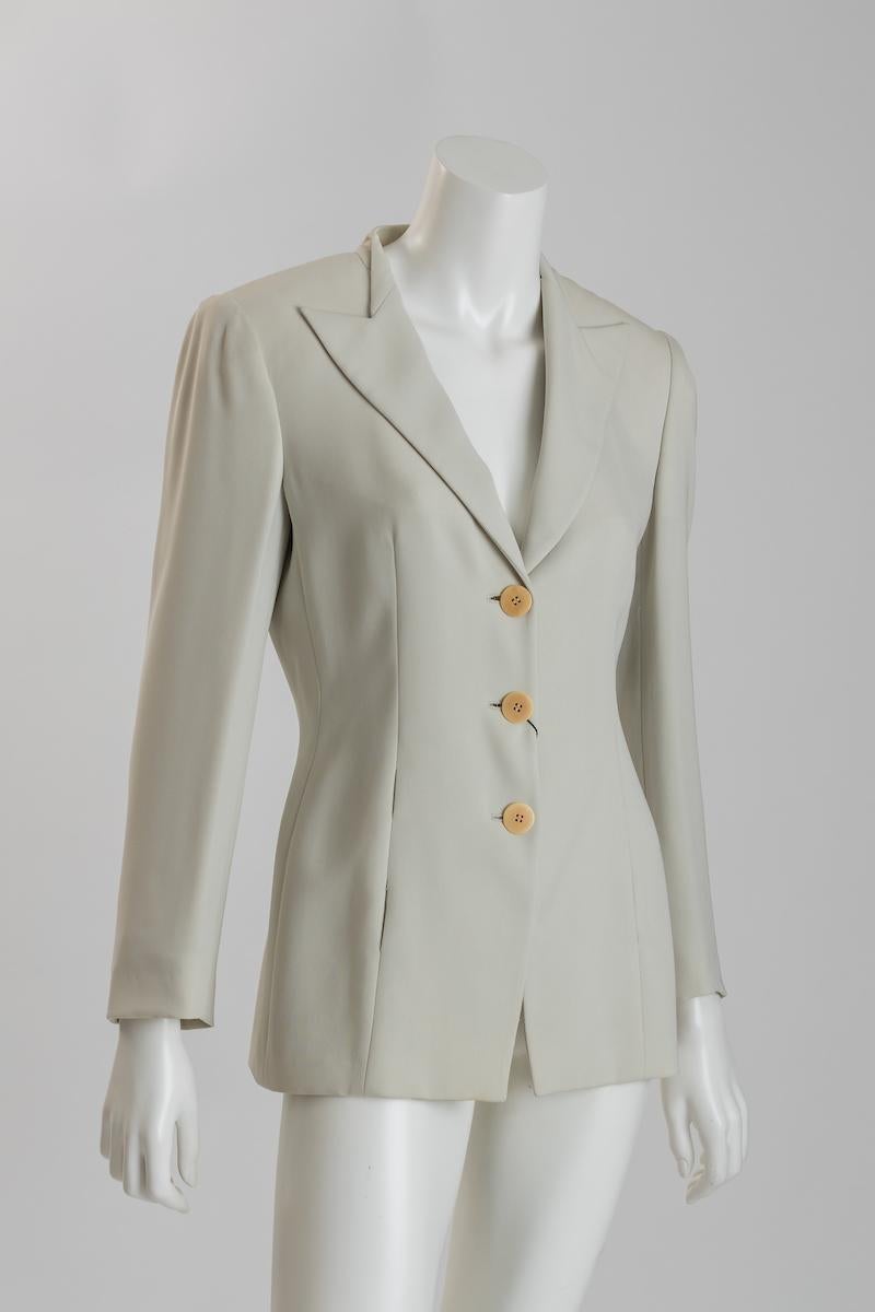 Douce et luxueuse veste Giorgio Armani gris perle, neuve avec étiquettes. Magnifiquement effilé pour s'adapter au corps. La veste présente un col à revers cranté et trois boutons mats sur le devant,  un sur chaque manchette.
Marqué Giorgio Armani,