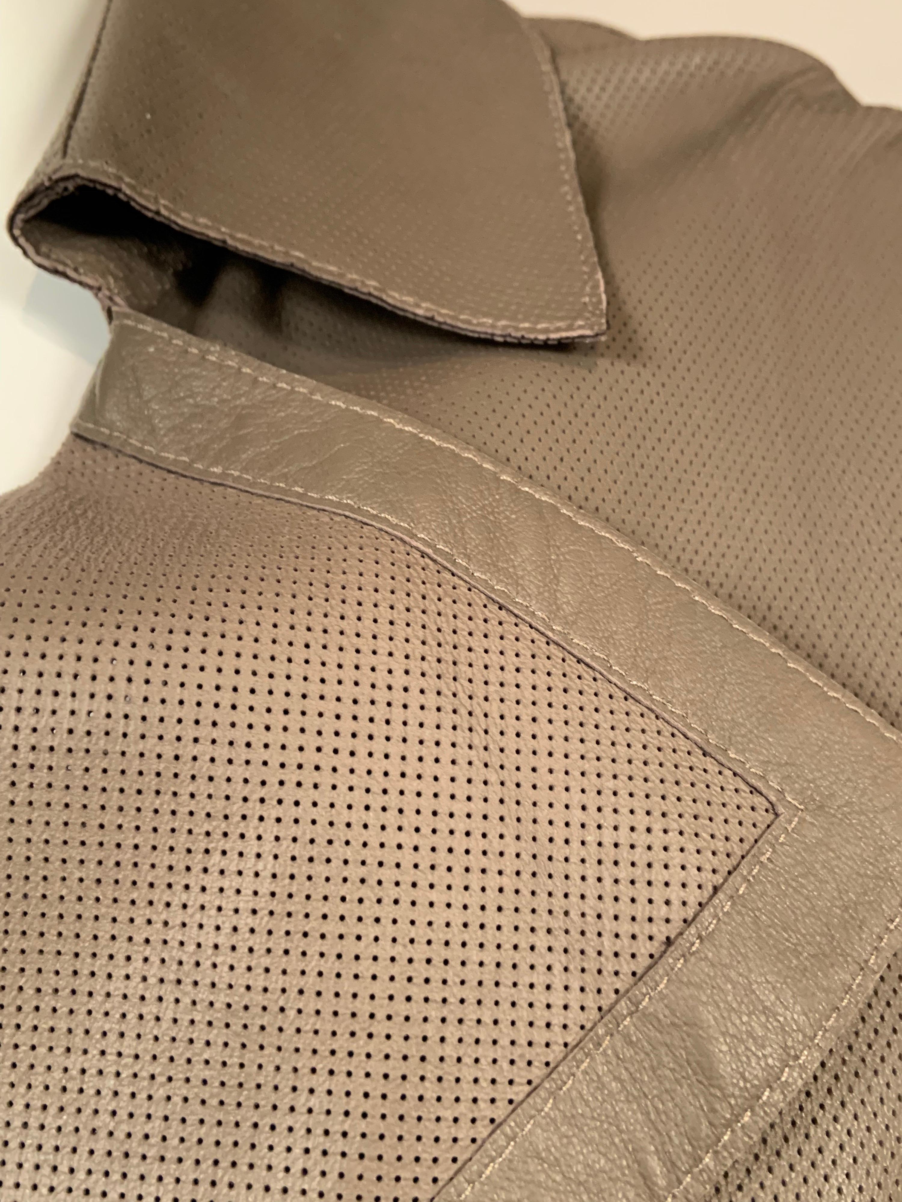 Nero Trench in pelle color taupe traforato di Giorgio Armani in vendita